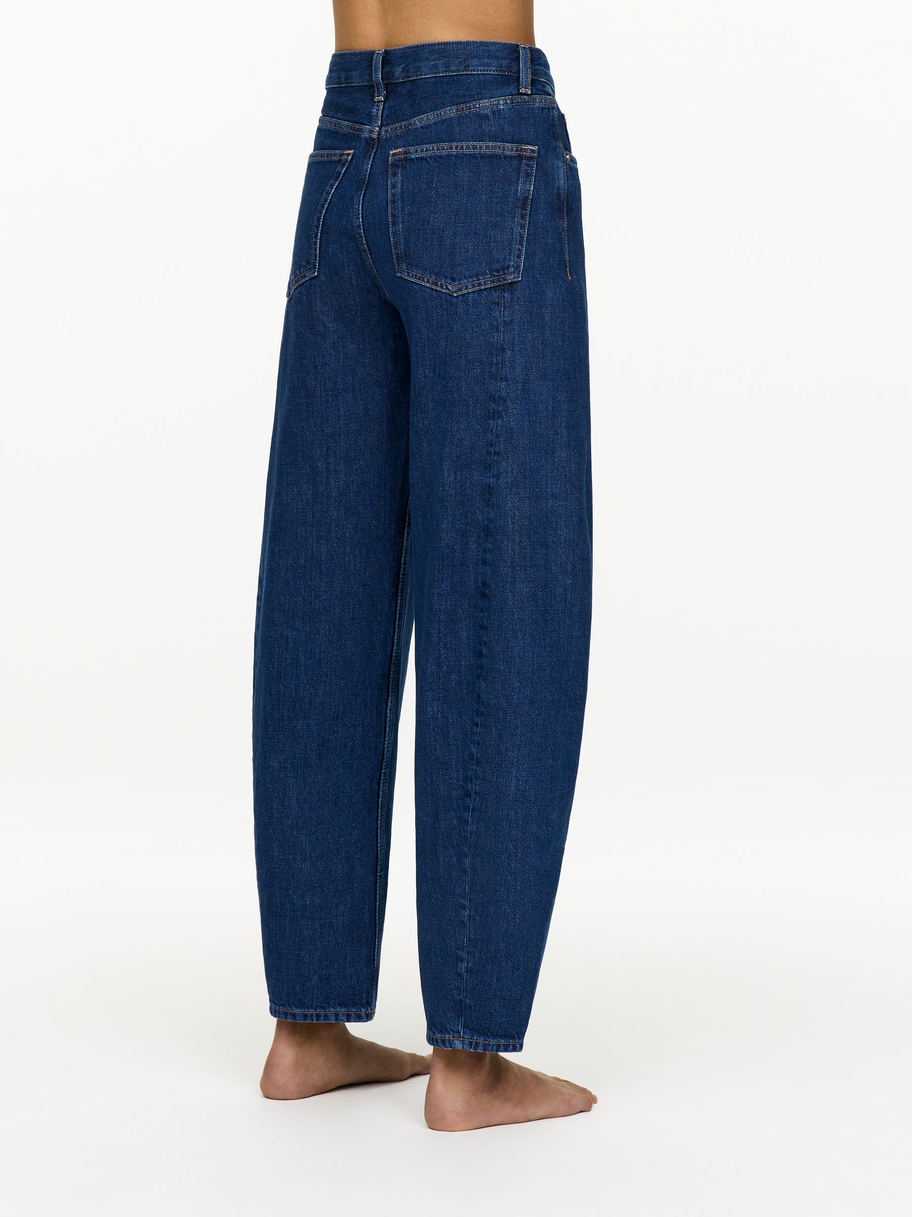 BLOOM Barrel Jeans - Blue - Relaxed fit - Women - StillMedia/Lookbook - 13