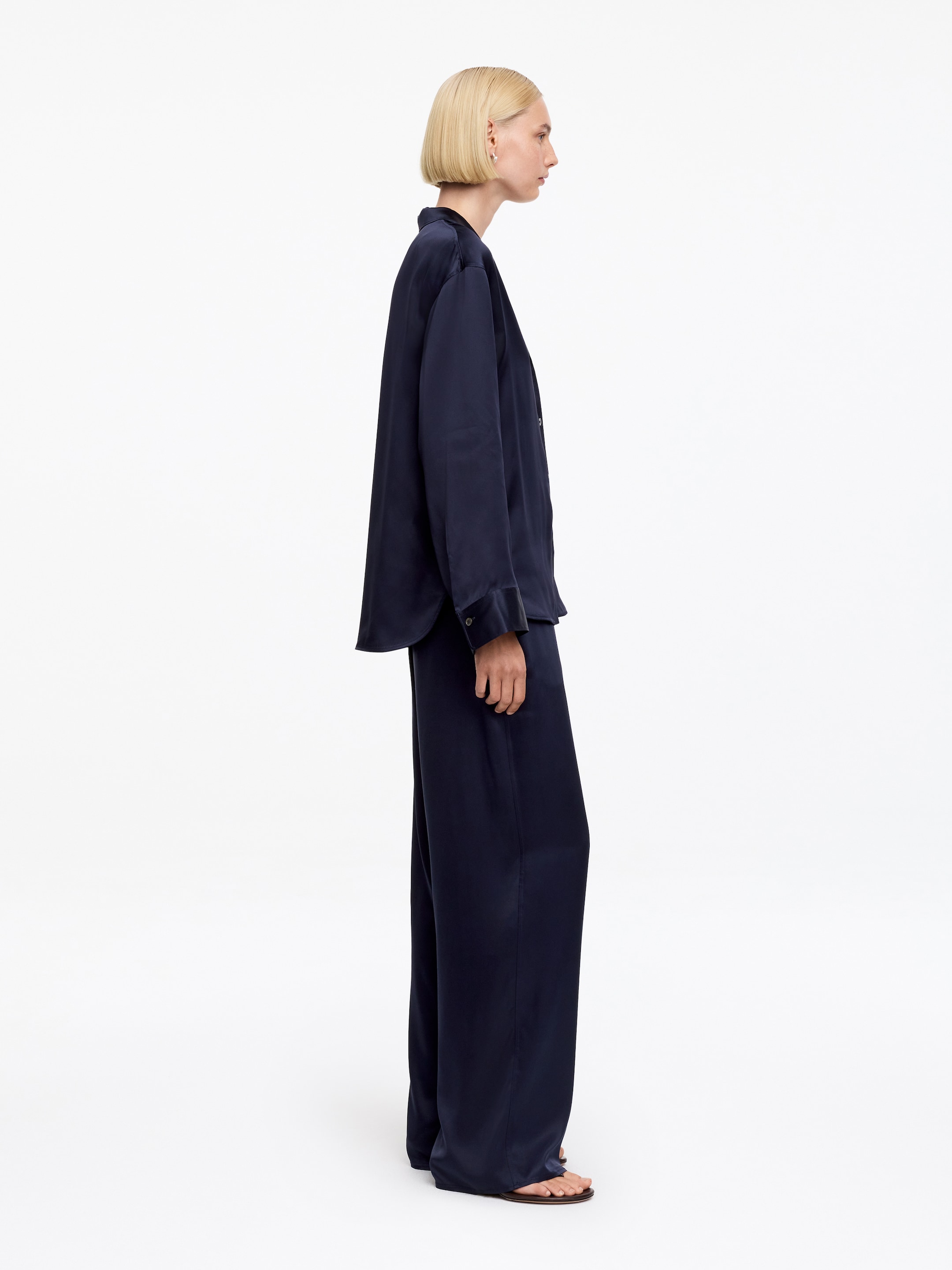 Pantalon en satin de soie - Bleu foncé - Relaxed fit - Femme - StillMedia/Lookbook - 2