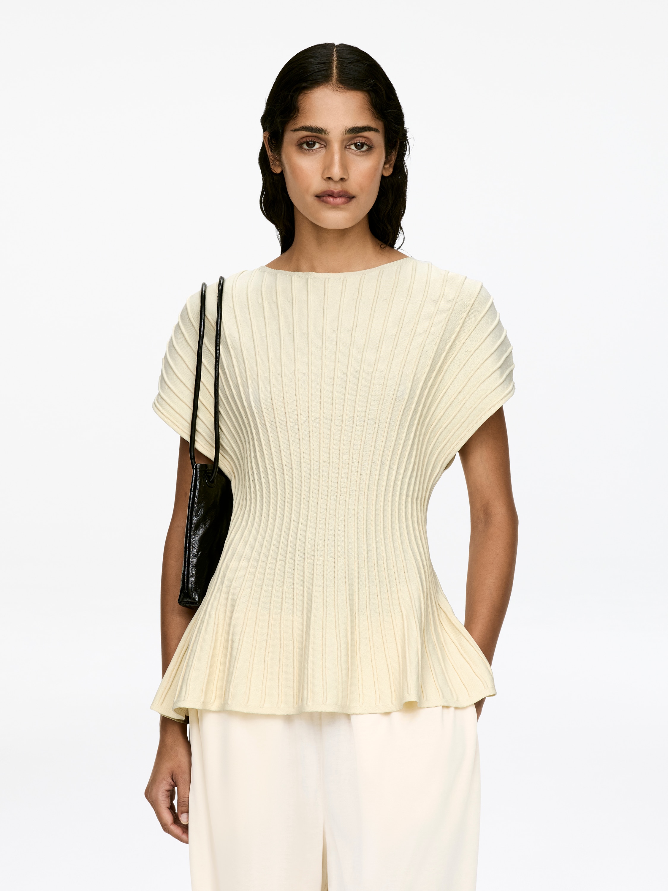 Top z baskinką z cienkiej dzianiny - Złamana biel