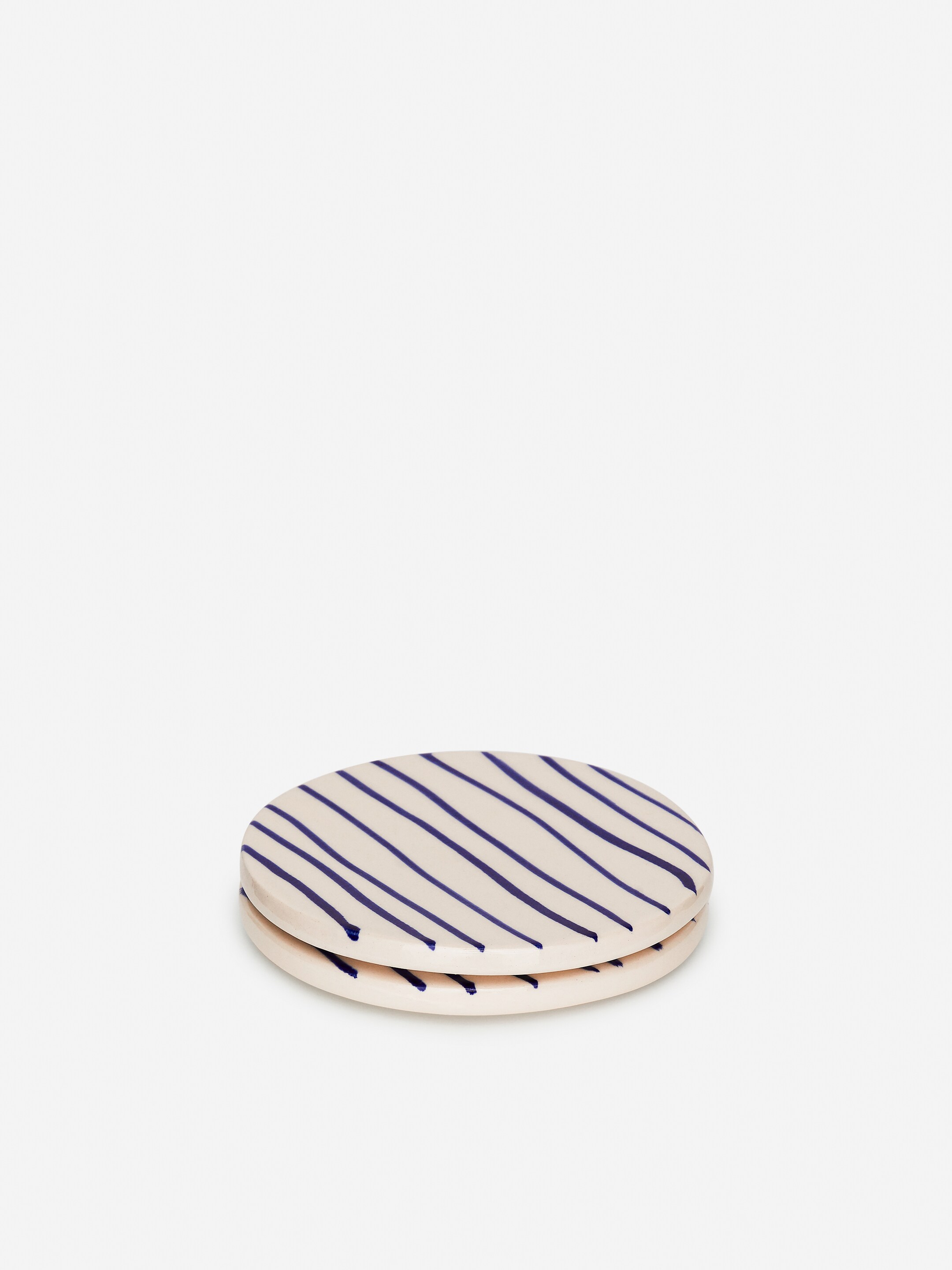 Grösseres Bild ansehen: Untersetzer aus Steingut, 2er-Set - Cremeweiß/blau gestreift - HOME | H&M CH 1