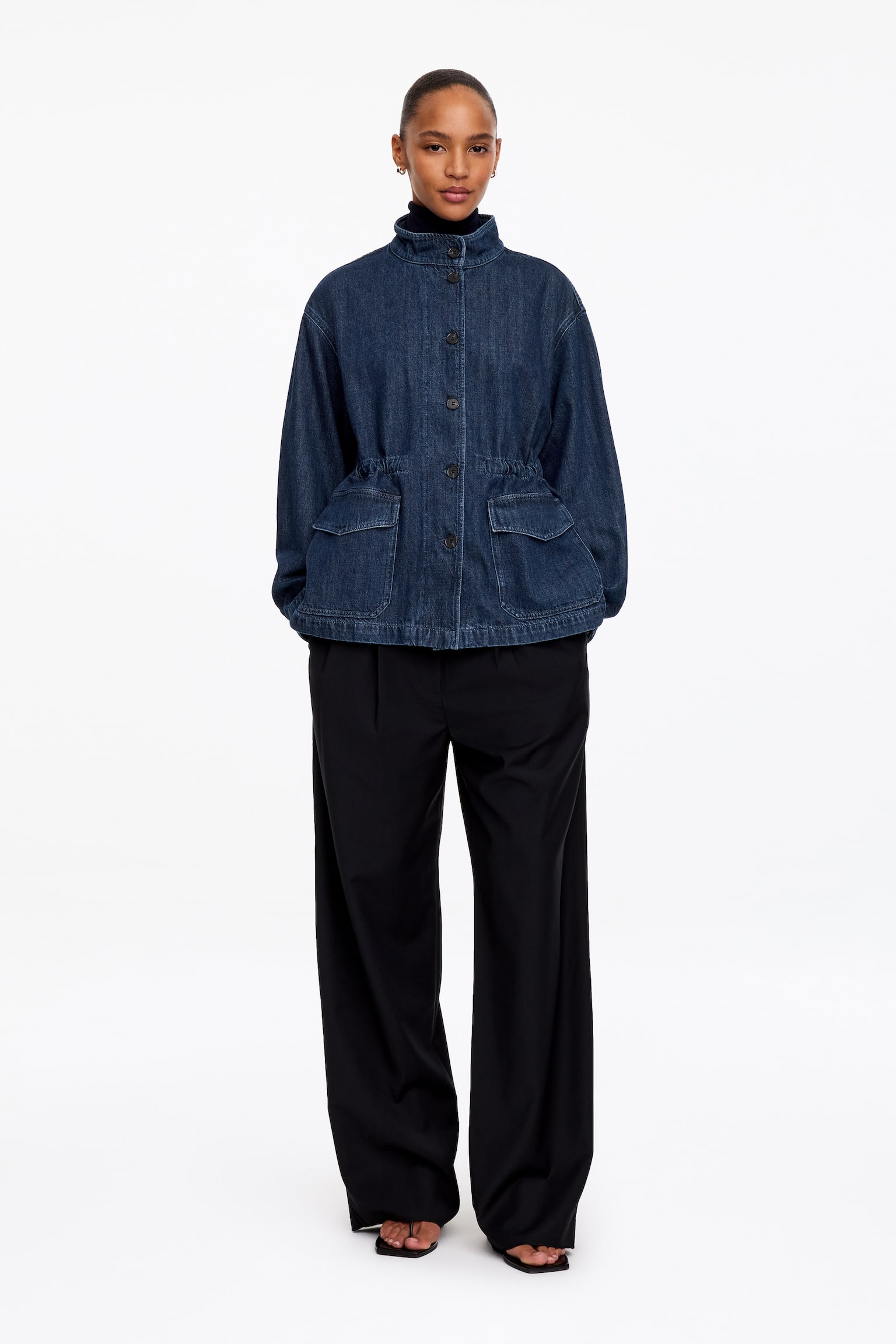 Îνα ÏκοÏÏο μÏλε denim overshirt με ÏÏθιο γιακά, μÏÏοÏÏÎ¹Î½Ï ÎºÎ»ÎµÎ¯Ïιμο με κοÏ
μÏιά, μαζεμÎνη μÎÏη και Î¼ÎµÎ³Î¬Î»ÎµÏ ÏÏÎÏÎµÏ Î¼Îµ καÏάκι ÏοÏιÎÏαι αÏÏ Ïο μονÏÎλο. Το overshirt ÏÏ
νδÏ
άζεÏαι ÏÎ¬Î½Ï Î±ÏÏ Îνα ÏκοÏÏο ζιβάγκο και ÏοÏιÎÏαι με ÏαÏδιά μαÏÏα ÏανÏελÏνια. - 1
