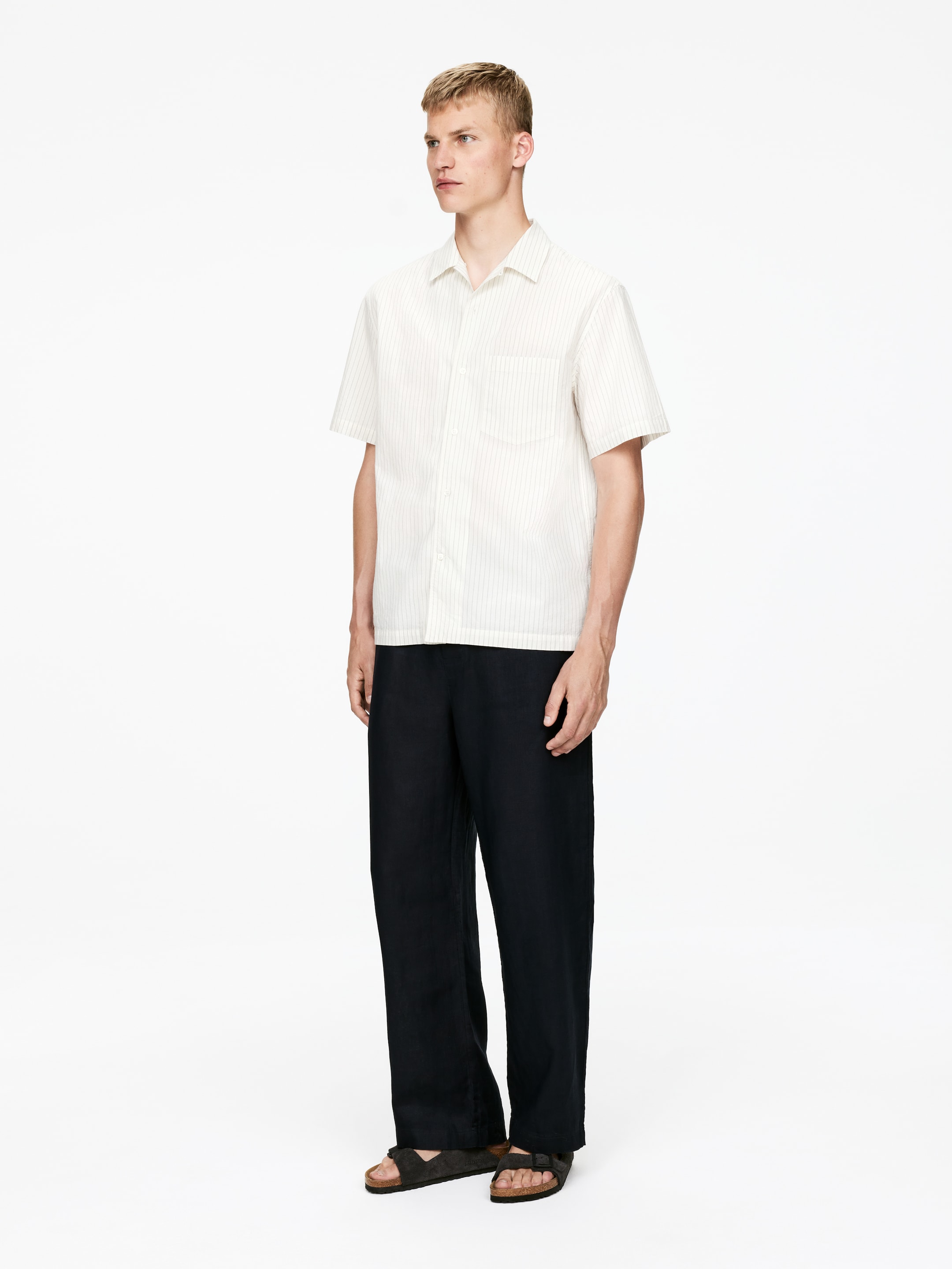Visa större bild: Resortskjorta i bomull - Off-white/randig - HERR | H&M SE 2