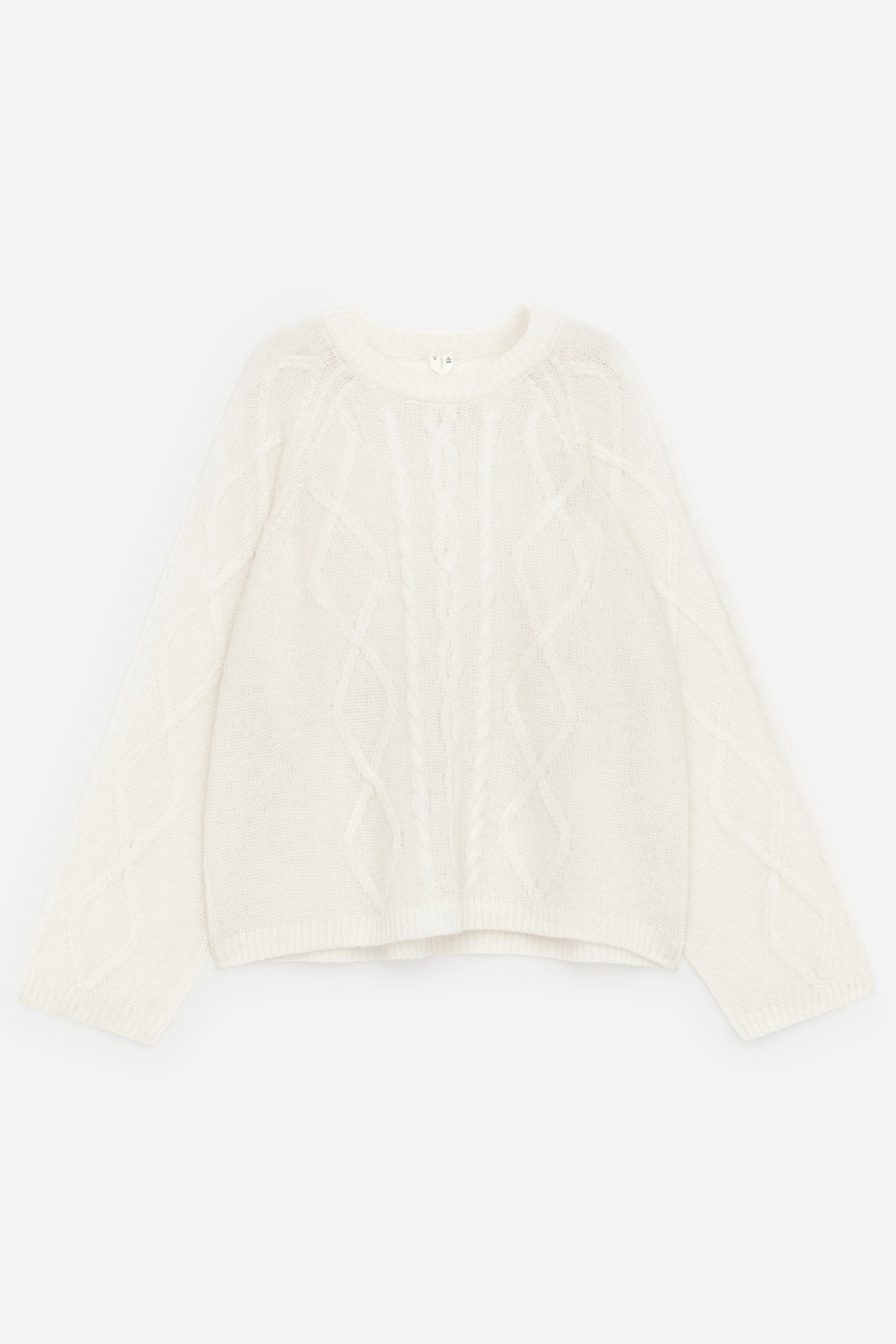 Zobacz większy obraz: Kremowy sweter z warkoczowym splotem przedstawiony z PRZODU, z okrągłym dekoltem i długimi raglanowymi rękawami. Prezentuje wzór z teksturą z centralnym pionowym warkoczem, otoczonym diamentowymi splotami na korpusie oraz pojedynczymi wzorami warkoczy na rękawach.