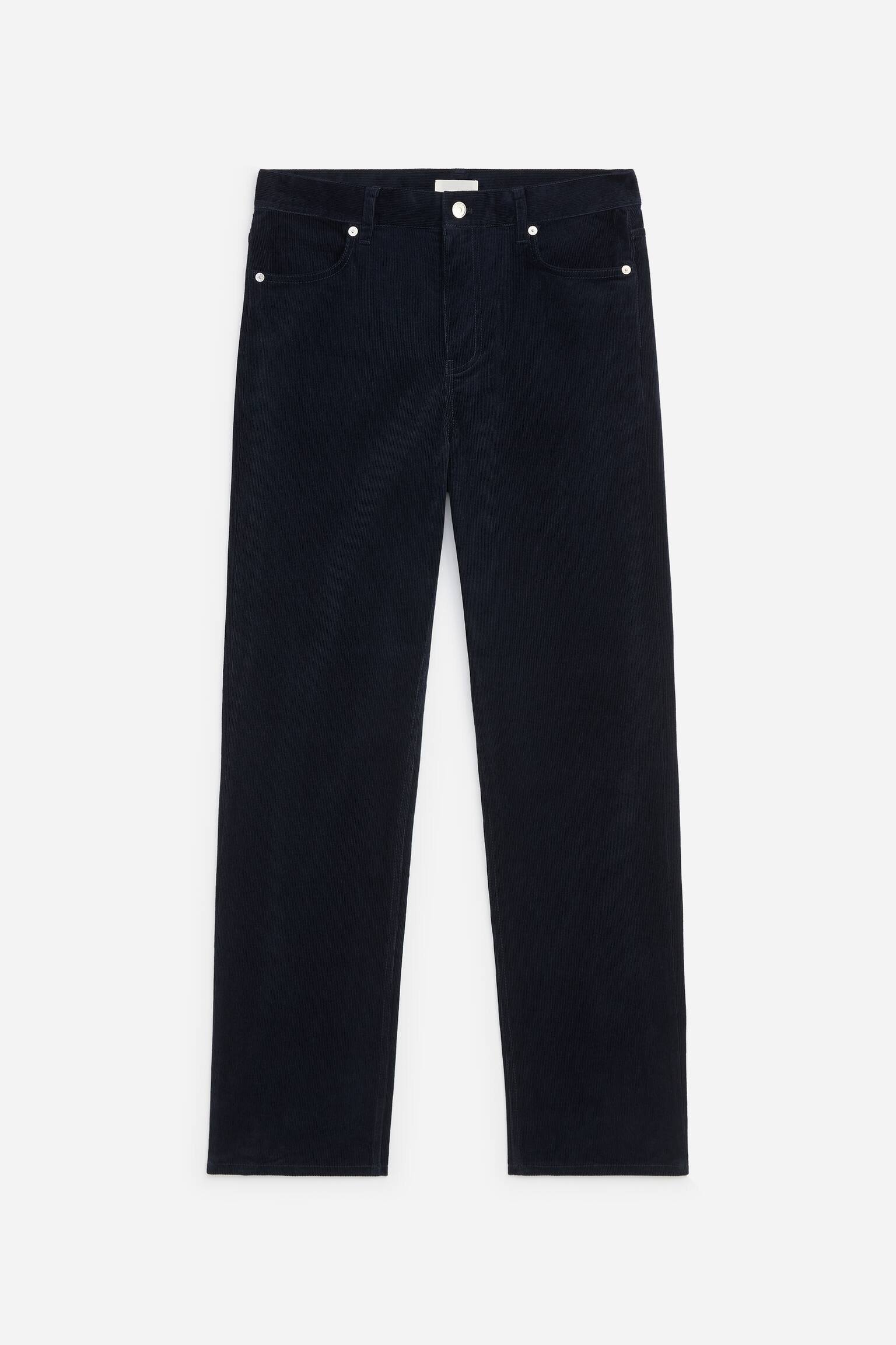 Ein Paar dunkel marineblaue Cordhosen ist von vorne zu sehen, mit einer geraden Silhouette, einem klassischen Five-Pocket-Design mit silberfarbenen Nieten und einem Knopfverschluss am Bund.