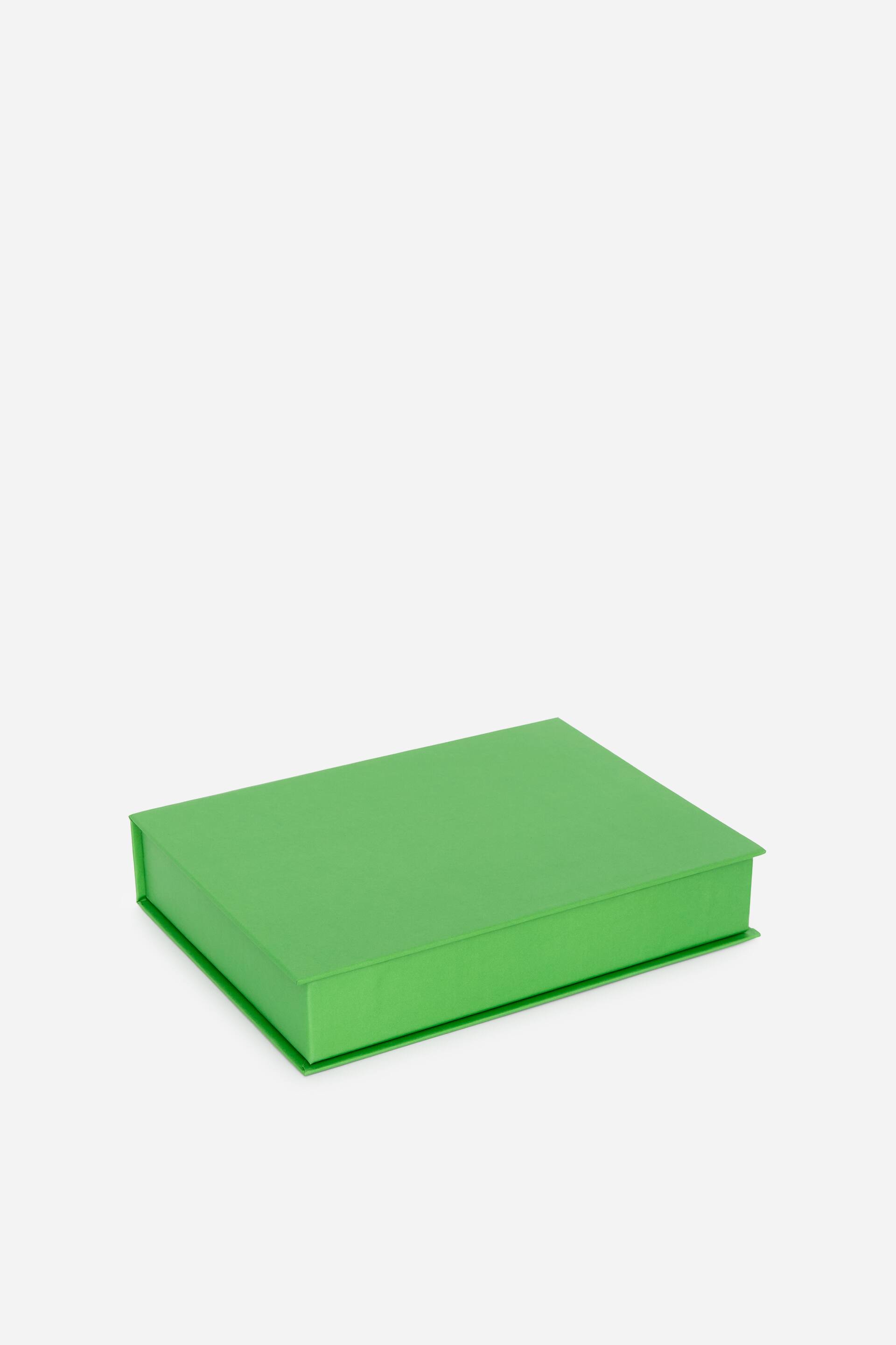 Größeres Bild anzeigen: Eine rechteckige grüne Schachtel präsentiert eine flache Oberseite und gerade Seiten, die von oben abgewinkelt sind, wobei der Deckel über die Basis passt.