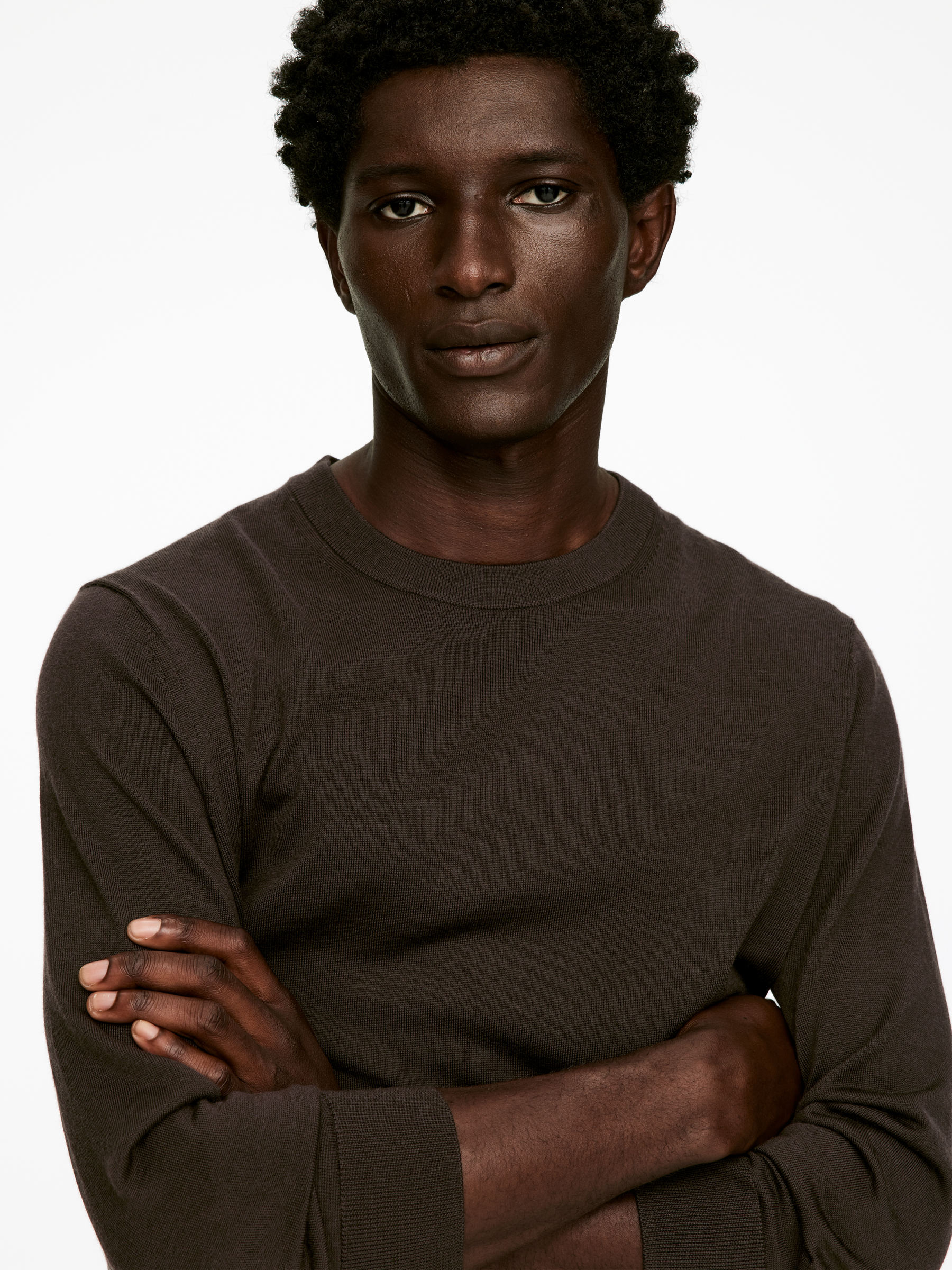 Jersey de punto fino en lana merino - Marrón oscuro - Corte estándar - Men - StillMedia/Lookbook - 9