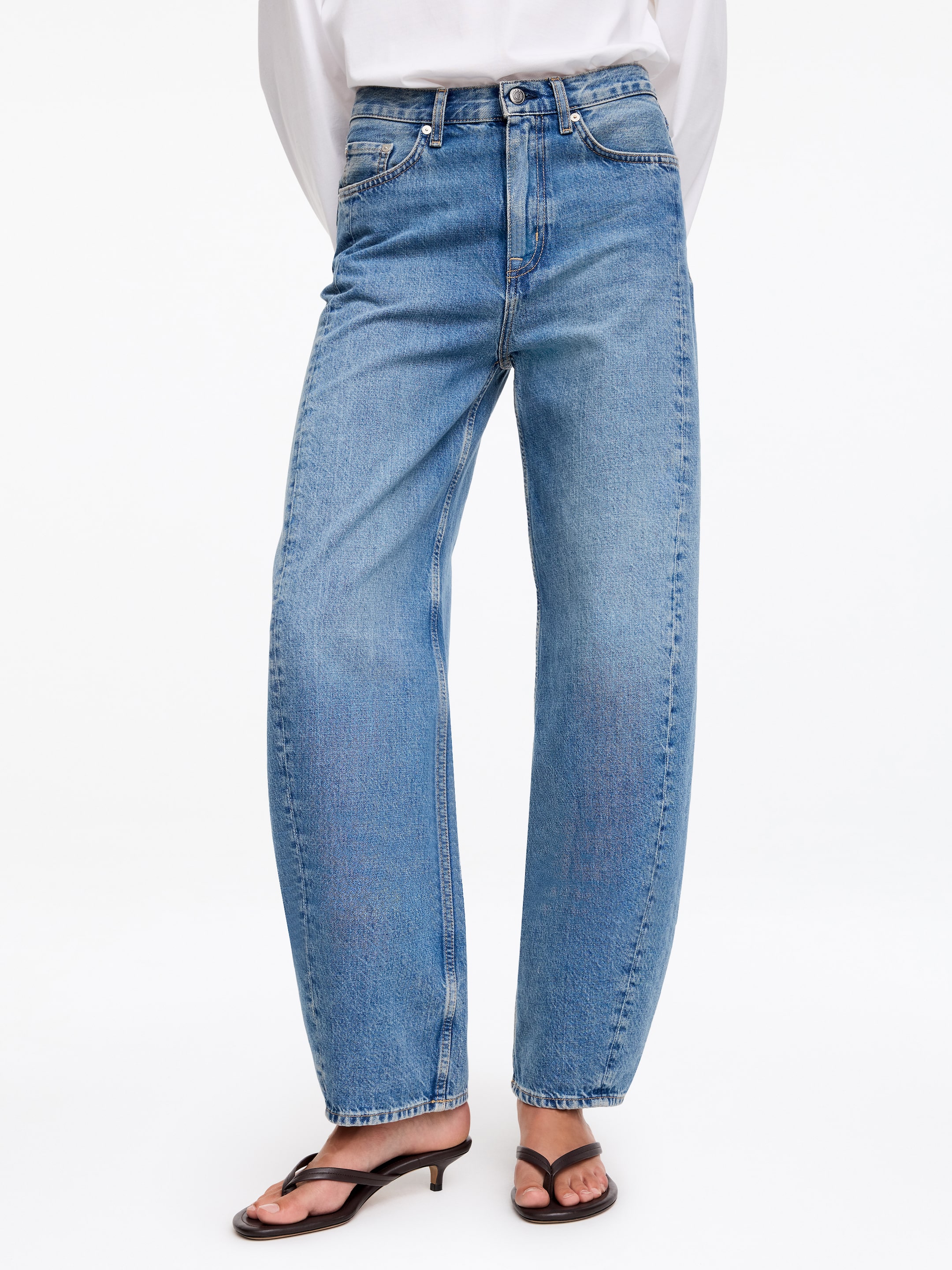BLOOM Barrel Jeans - Mid Blue - Relaxed fit - Women - StillMedia/Lookbook - 10