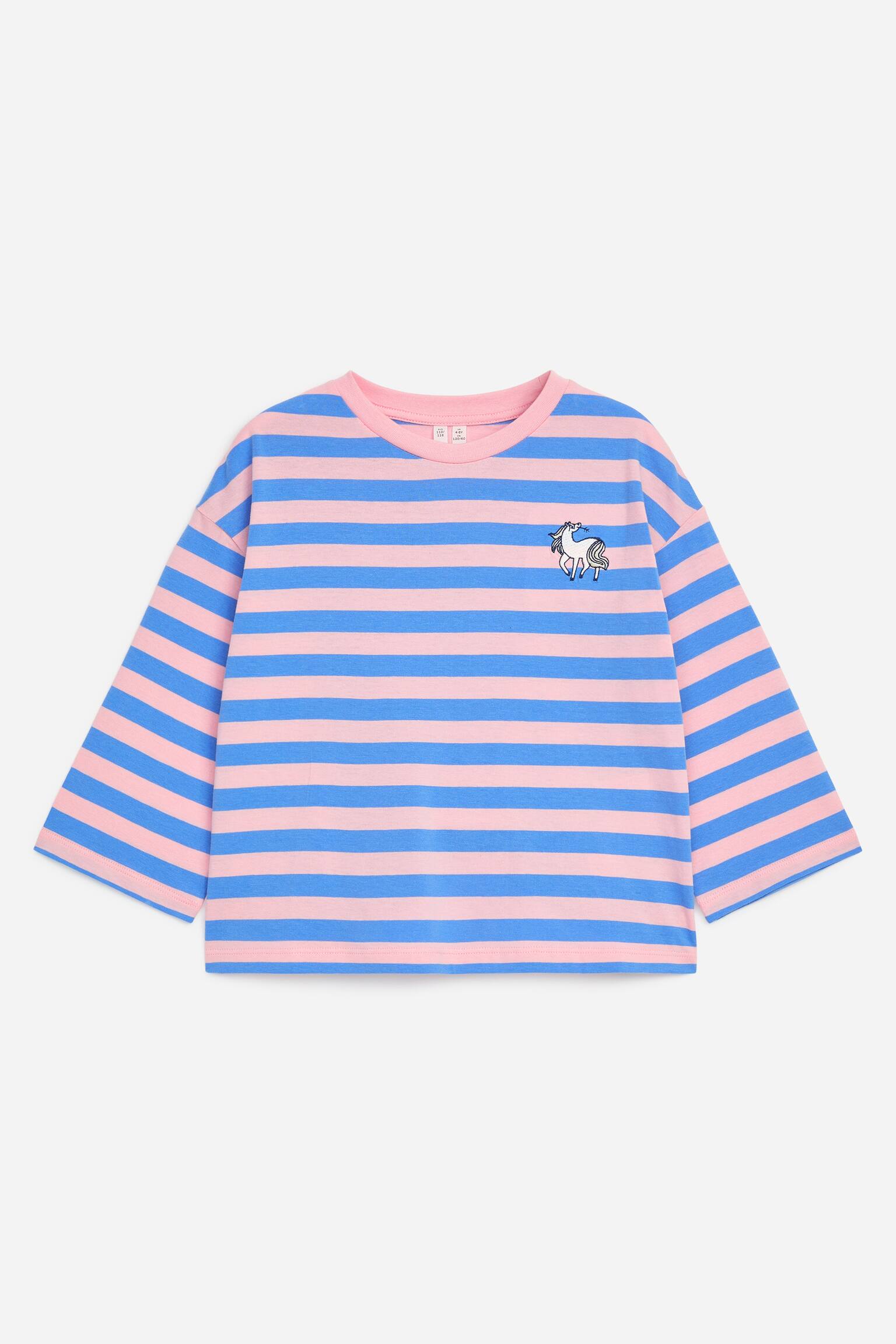 Un T-shirt rayÃ© horizontalement rose et bleu prÃ©sente une coupe dÃ©contractÃ©e avec des Ã©paules tombantes et des manches larges trois-quarts, vu de face. Le T-shirt est dotÃ© d'un col rond rose uni et d'une petite licorne blanche brodÃ©e sur la poitrine.