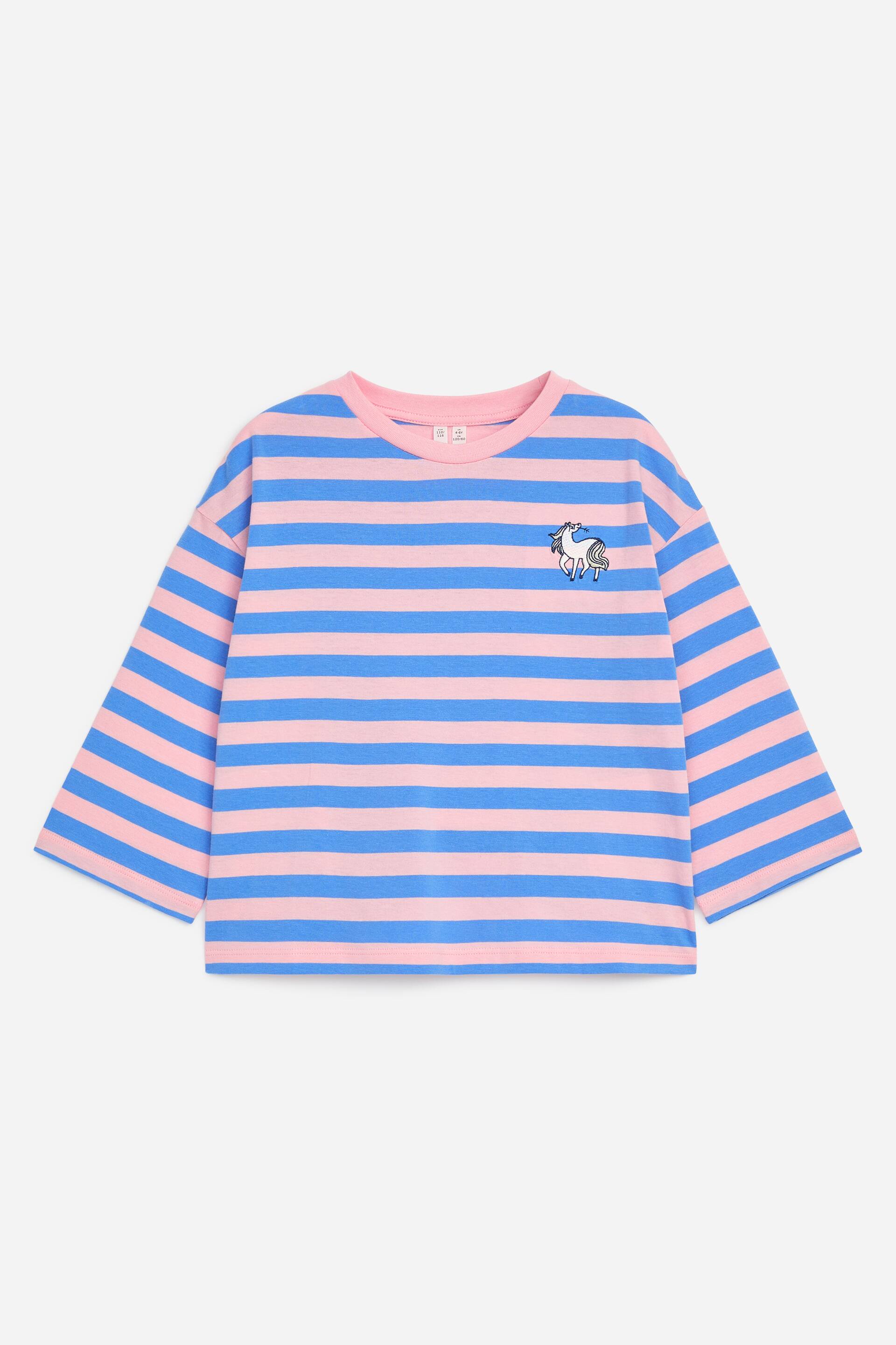 Agrandir l'image: Un T-shirt rayé horizontalement rose et bleu présente une coupe décontractée avec des épaules tombantes et des manches larges trois-quarts, vu de face. Le T-shirt est doté d'un col rond rose uni et d'une petite licorne blanche brodée sur la poitrine.