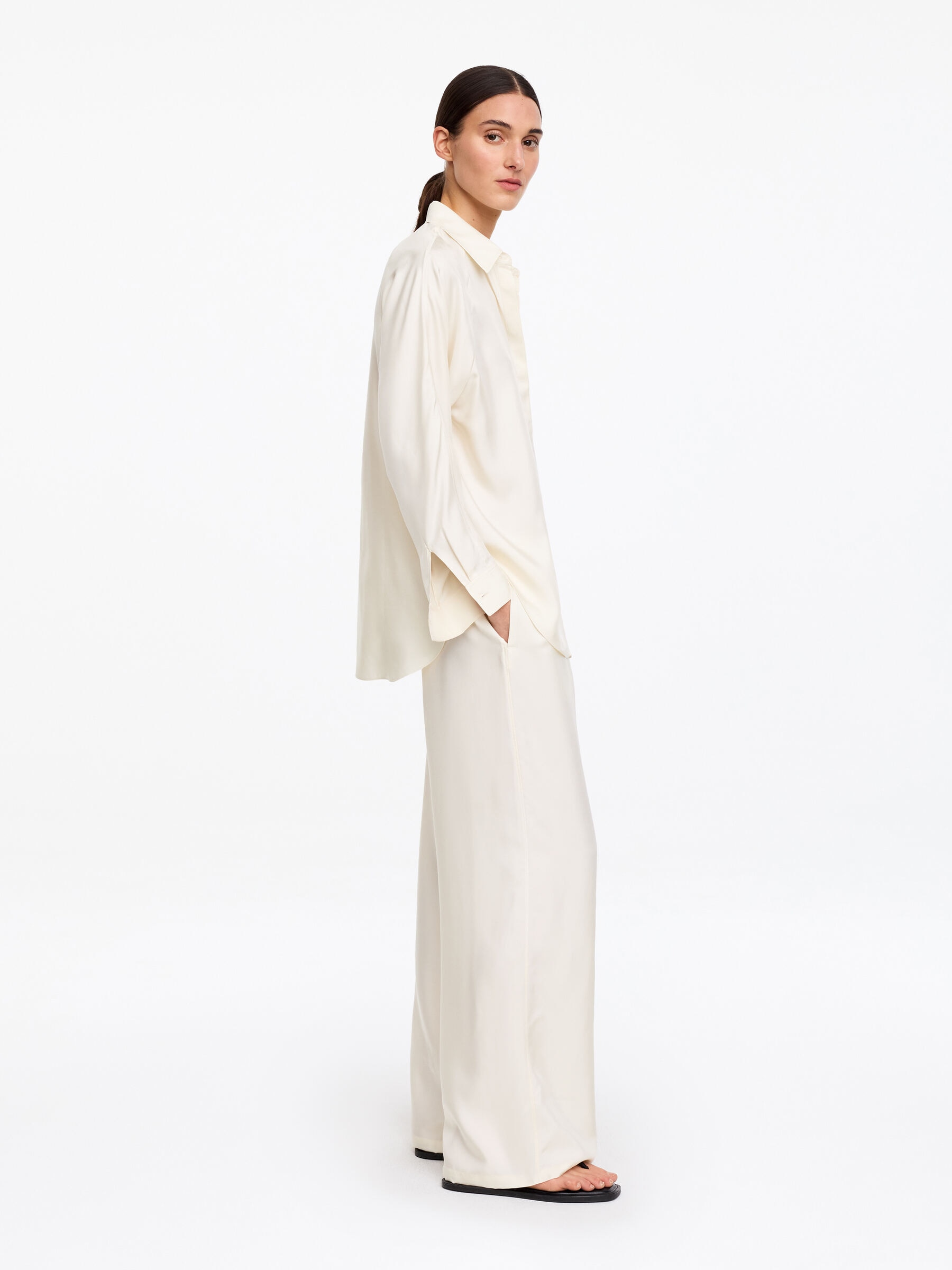 Hose aus Seidentwill - Cremeweiß - Loose Fit - Women - StillMedia/Lookbook - 4