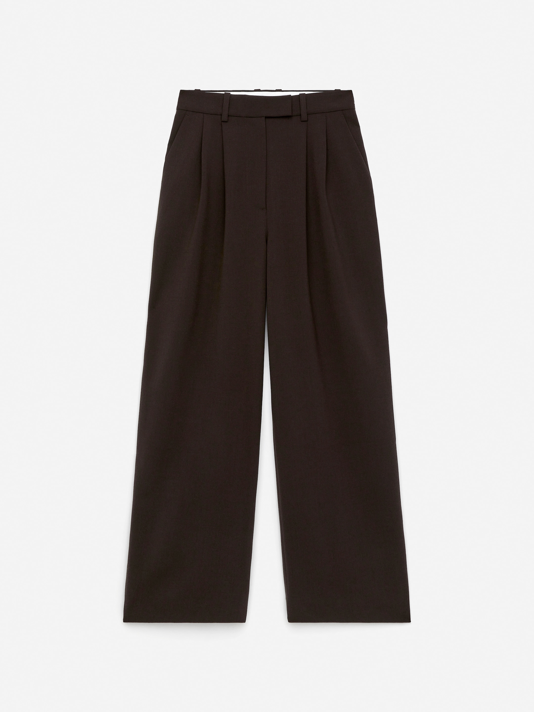 Größeres Bild anzeigen: Die Vorderseite der dunkelbraunen maßgeschneiderten Hose zeigt eine hohe Taille mit Gürtelschlaufen und doppelten Frontfalten. Die Hose hat gerade, weite Beine und zeigt seitliche Eingrifftaschen.