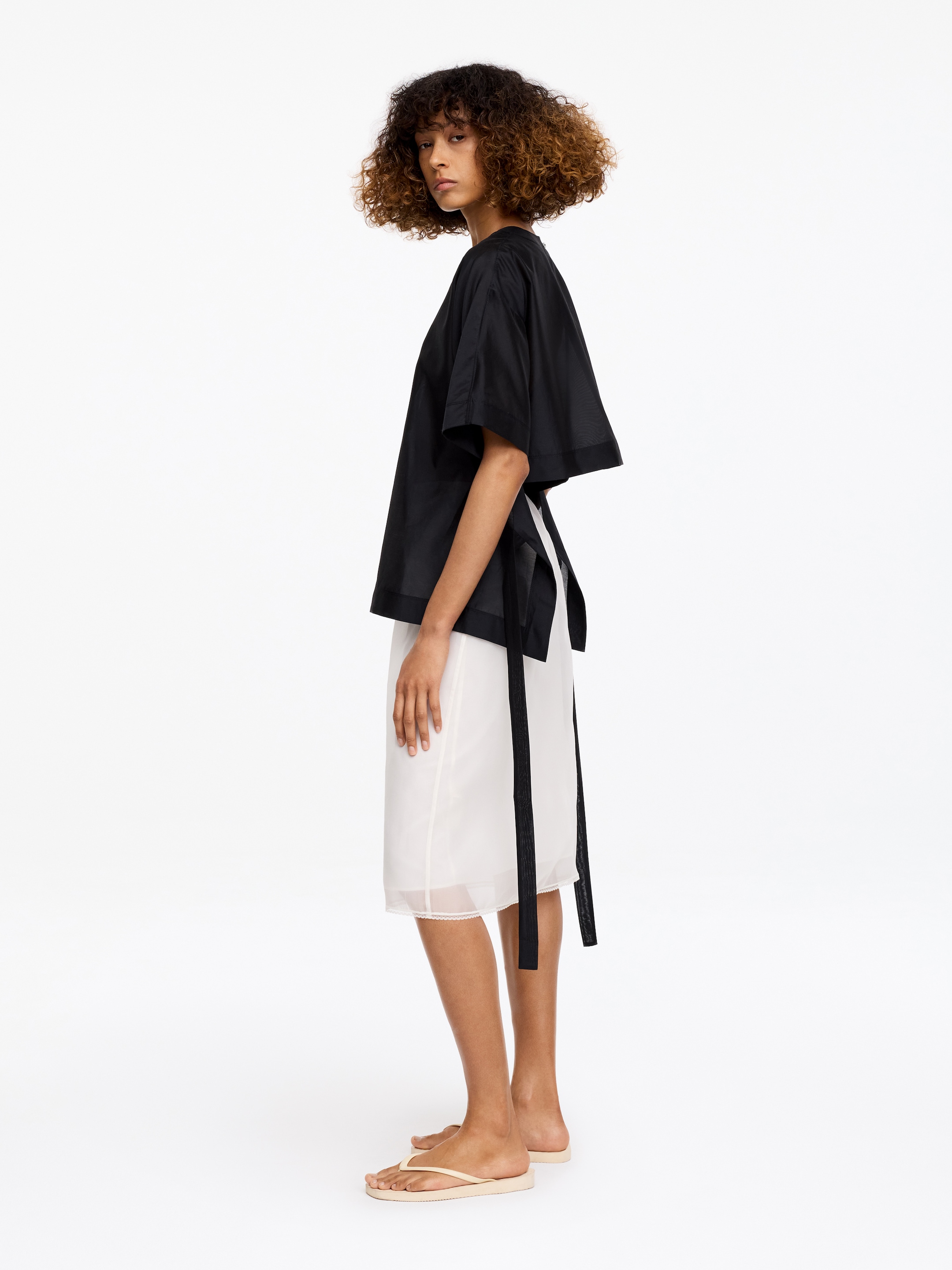 Top z wiązaniem na plecach ARKET and Laila Gohar - Ciemnogranatowy - Fason normalny - Women - StillMedia/Lookbook - 9