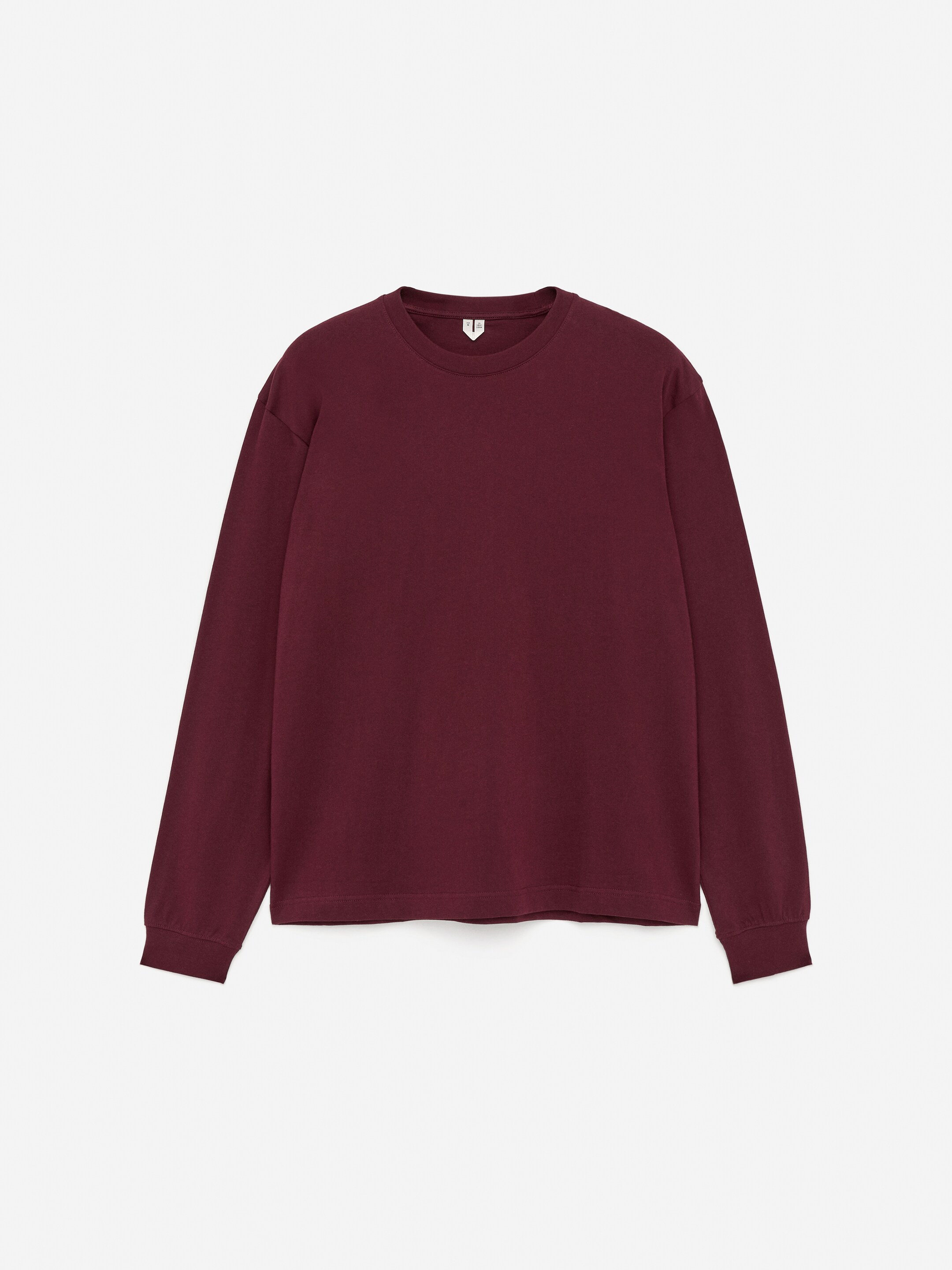 Agrandir l'image: Un T-shirt en coton à manches longues bordeaux est présenté de face, avec une coupe ample, des épaules tombantes, un col rond côtelé et des poignets côtelés.