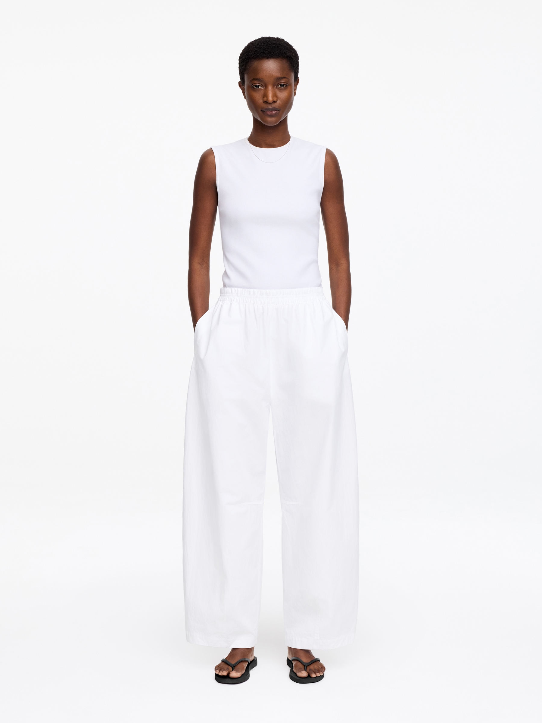 Pantalones de algodón con pernera de barril - Blanco - Corte holgado - Women - StillMedia/Lookbook - 2