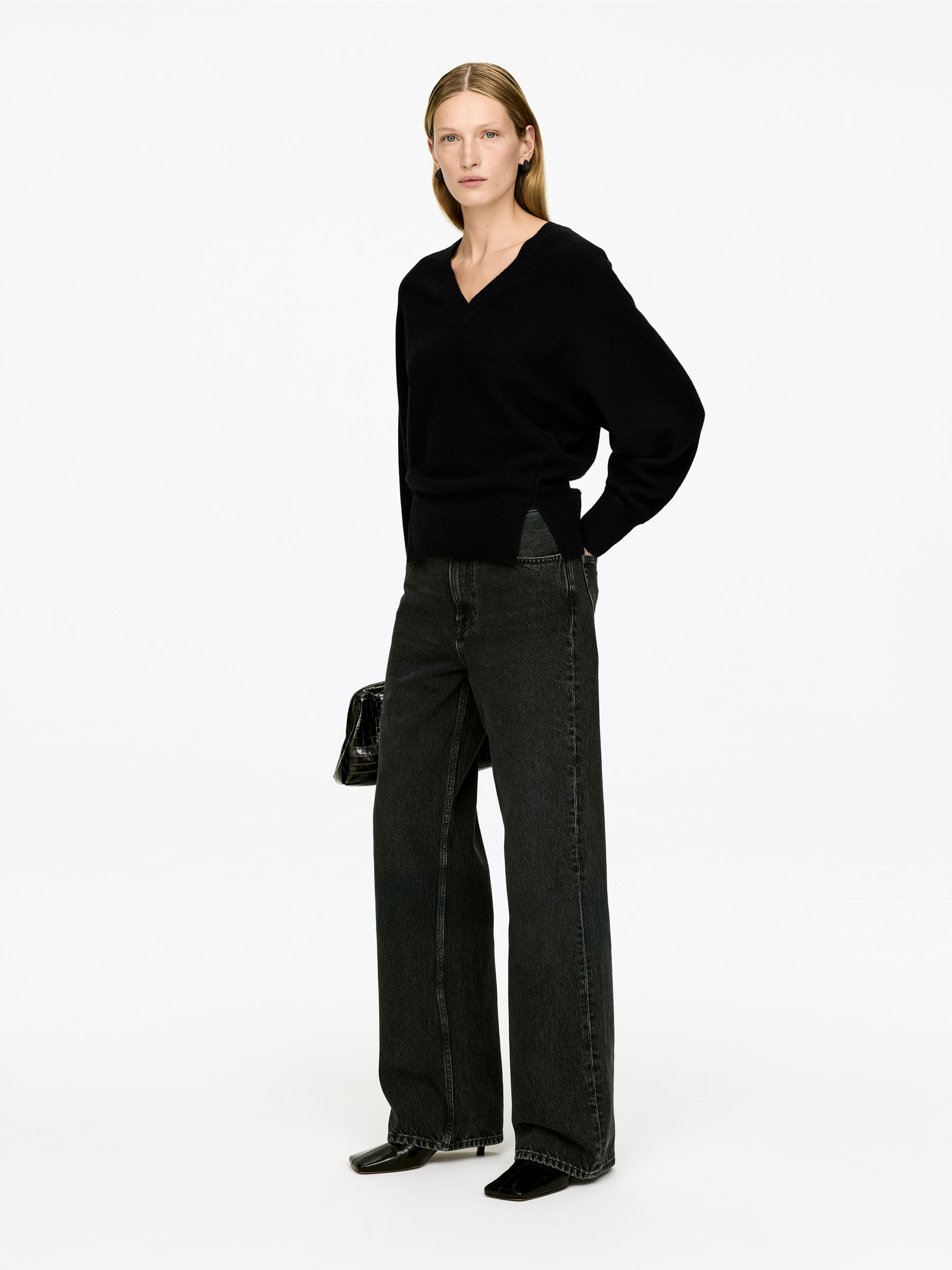 Pure Cashmere V-Neck Jumper - Black - Regular fit - Women - StillMedia/Lookbook - 6