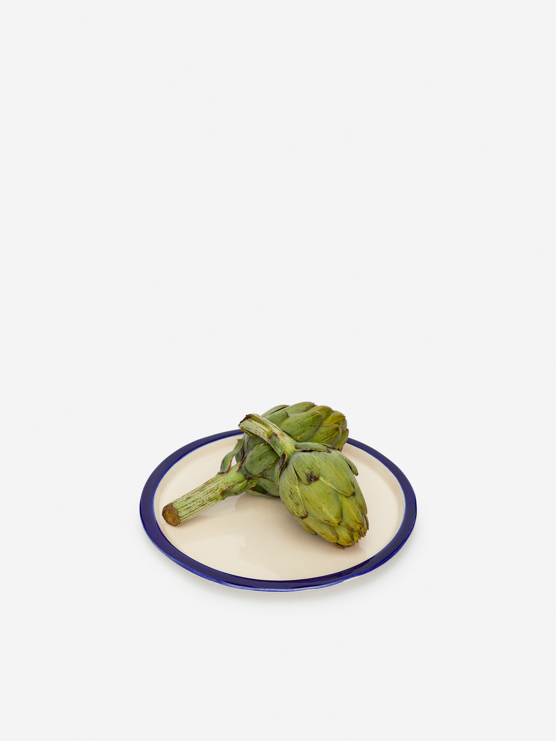 Grösseres Bild ansehen: Steingutteller, 22 cm - Cremeweiß/Dunkelblau - HOME | H&M CH 3