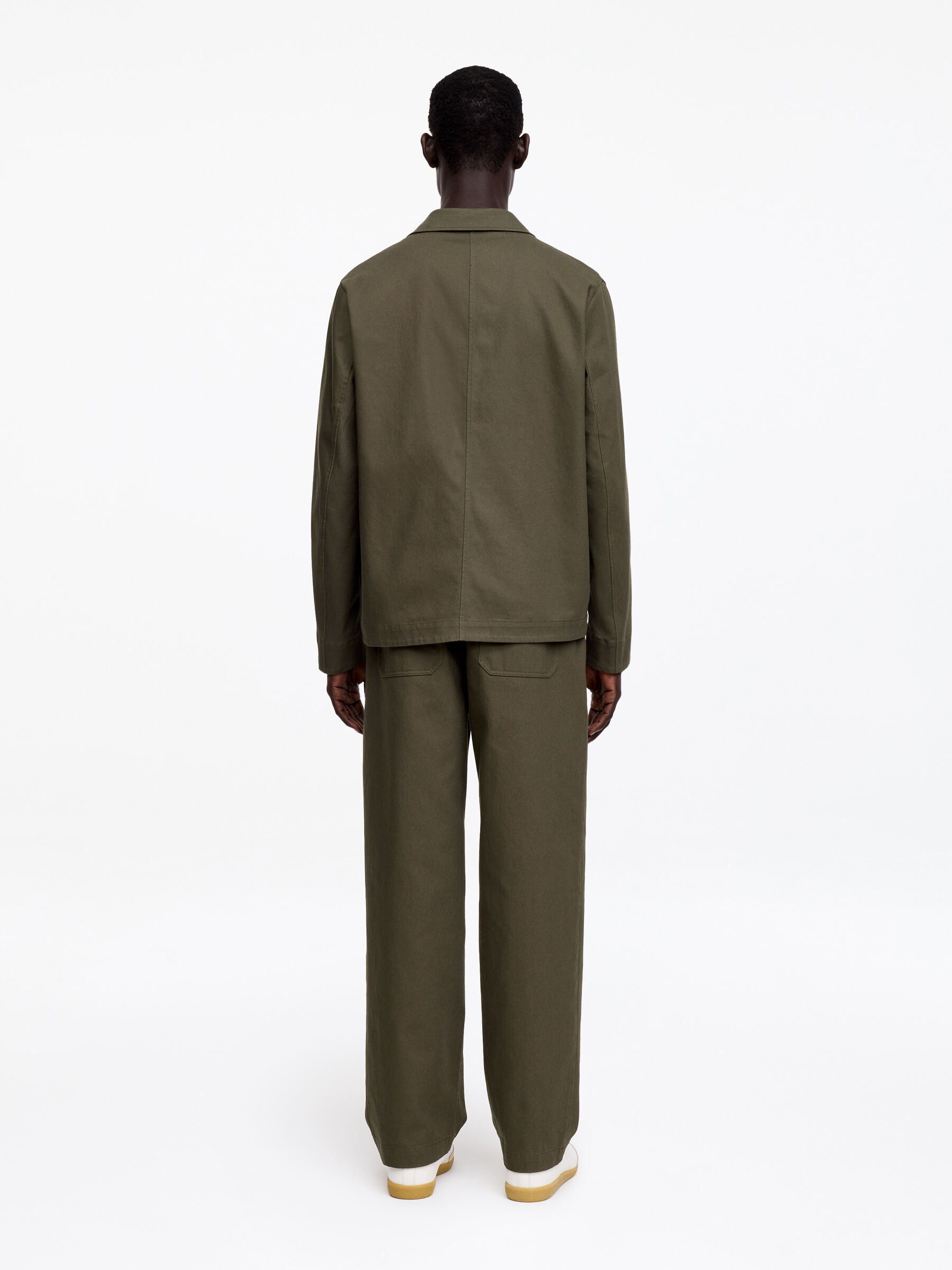 Pantalones de lino y algodón loose fit - Verde caqui - Corte holgado - Men - StillMedia/Lookbook - 4