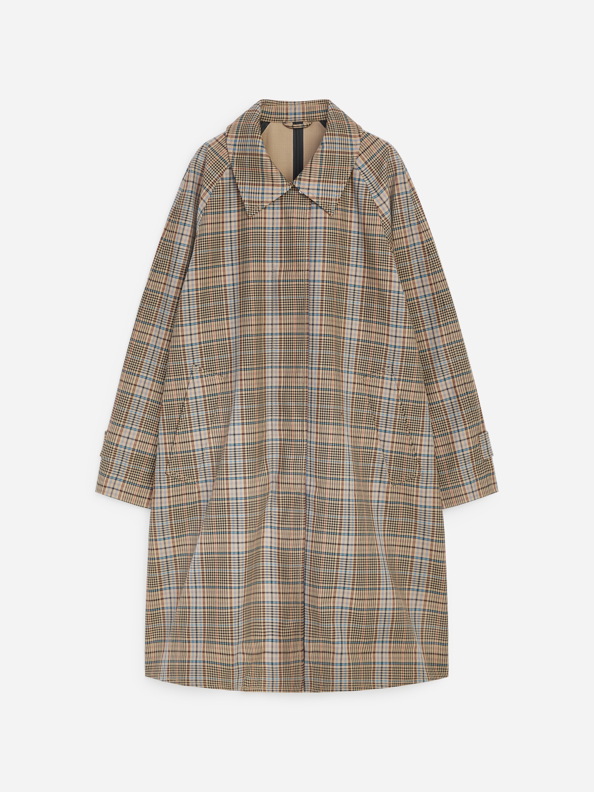 En strukturerad car coat i ett rutmÃ¶nster i brunt, beige och blÃ¥tt visas i sidoprofil, med en blÃ¥randig manschett i bomullsskjorta som skymtar fram ur Ã¤rmen. En svart clutch i croc-embossat lÃ¤der hÃ¥lls instucken under kappans arm.
