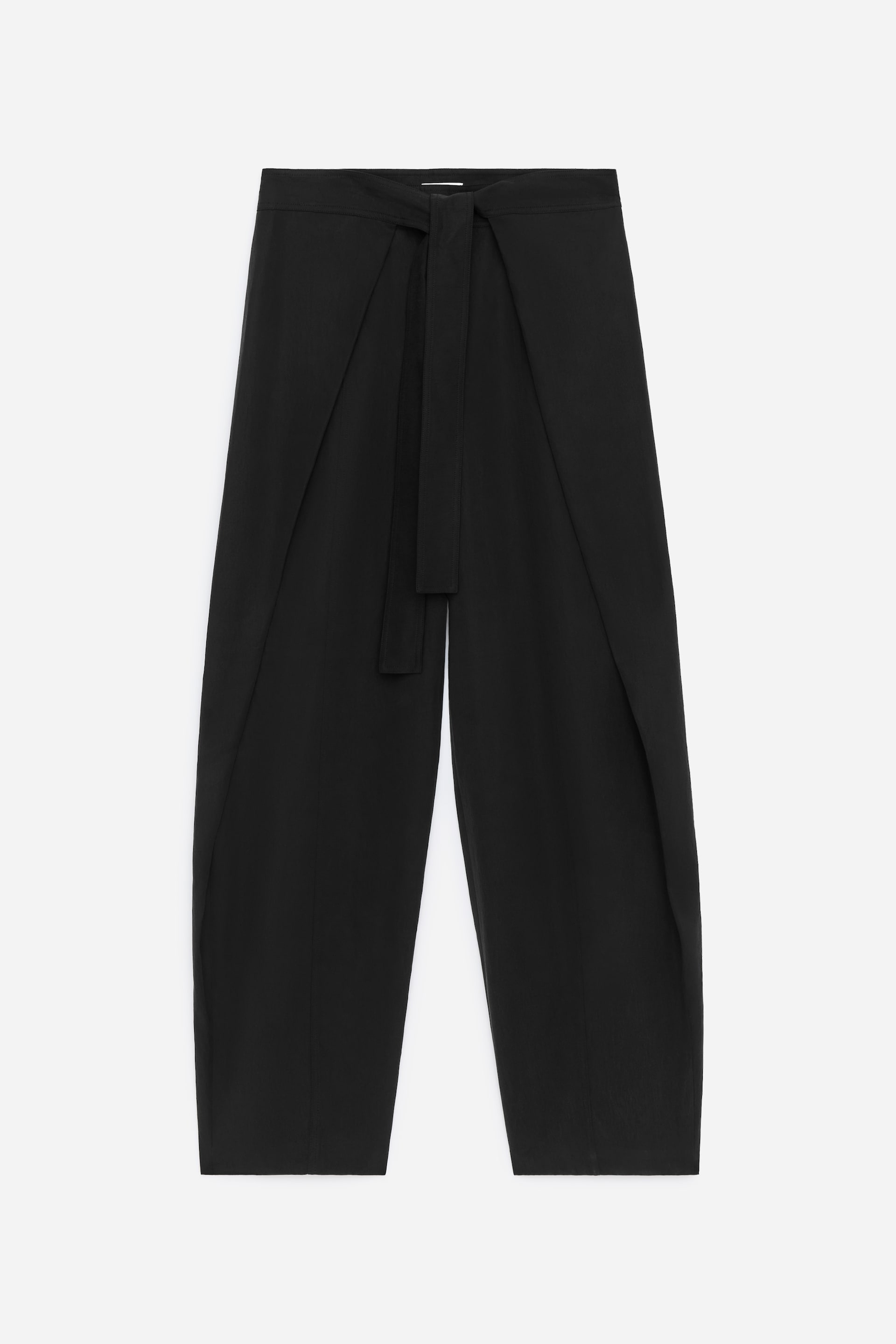 Grösseres Bild ansehen: Schwarze, maßgeschneiderte Hosen präsentieren ein Wickeldesign vorne, das in der Taille mit einem Bindeband geschlossen wird und so eine markante FRONT-Silhouette schafft.