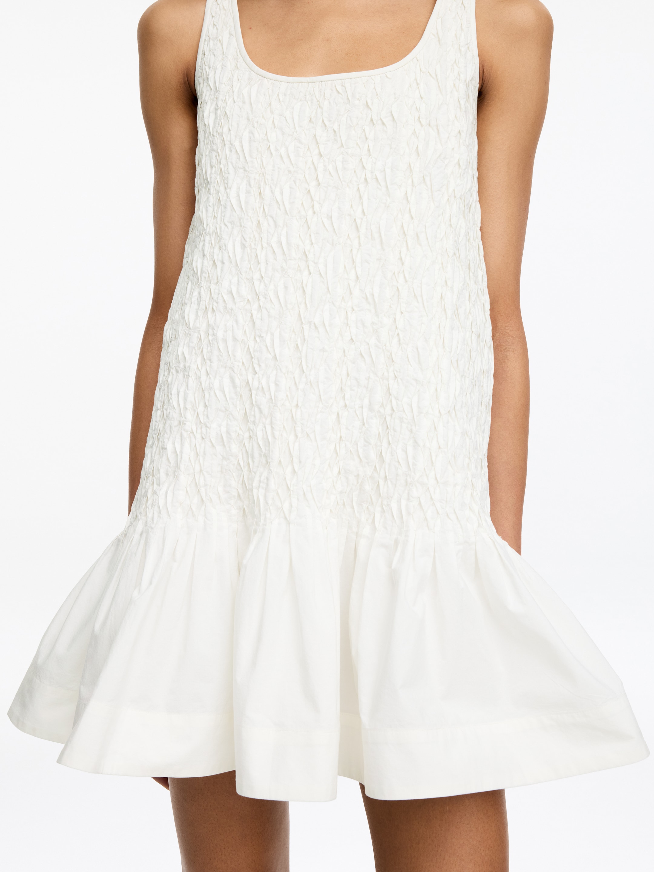 Robe plissée ARKET et Laila Gohar - Blanc cassé - Regular fit - Femme - StillMedia/Lookbook - 4