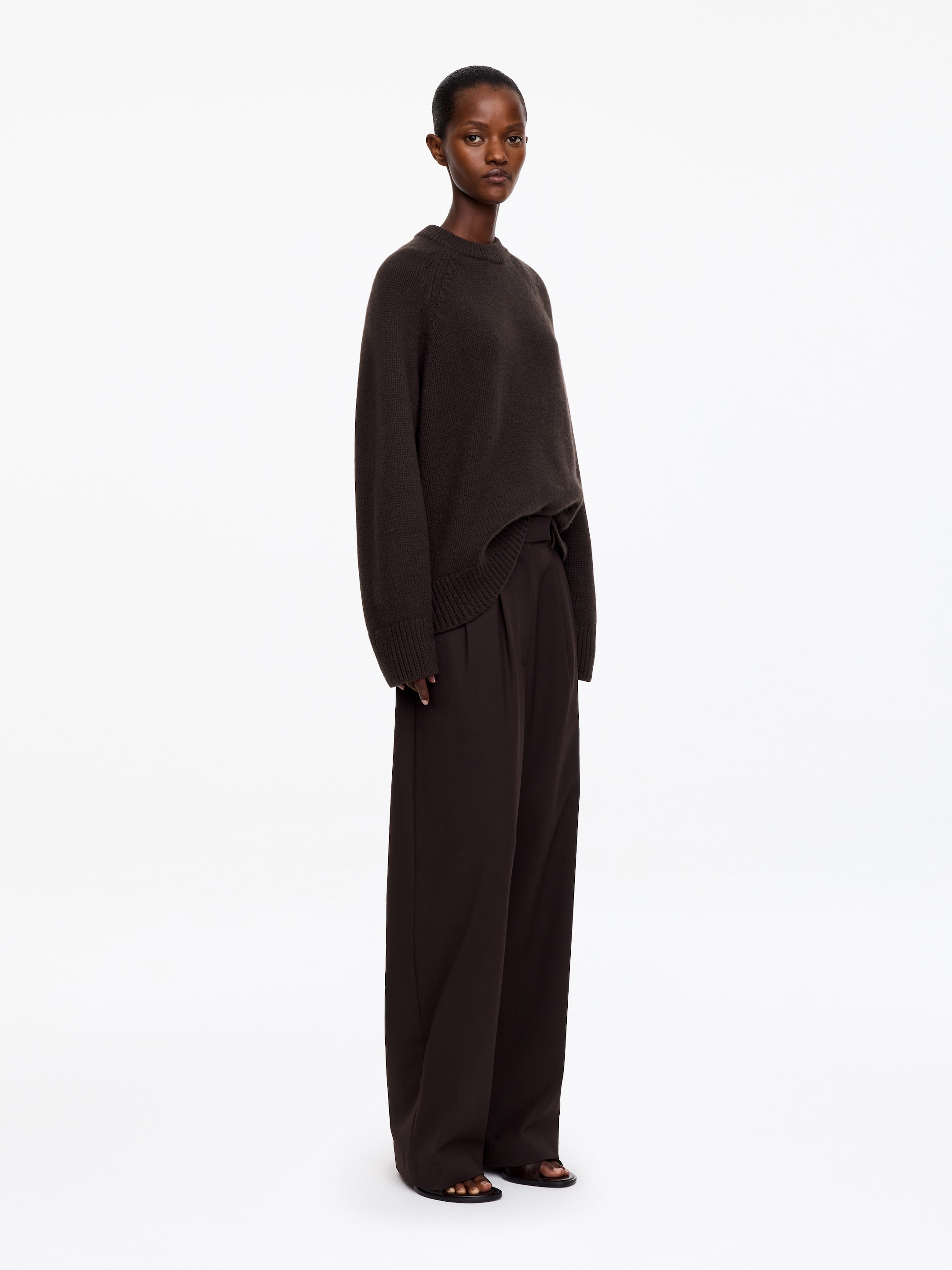 Chunky Pure Cashmere Jumper​ - Dark Brown - Loose fit - women - StillMedia/Lookbook - 2