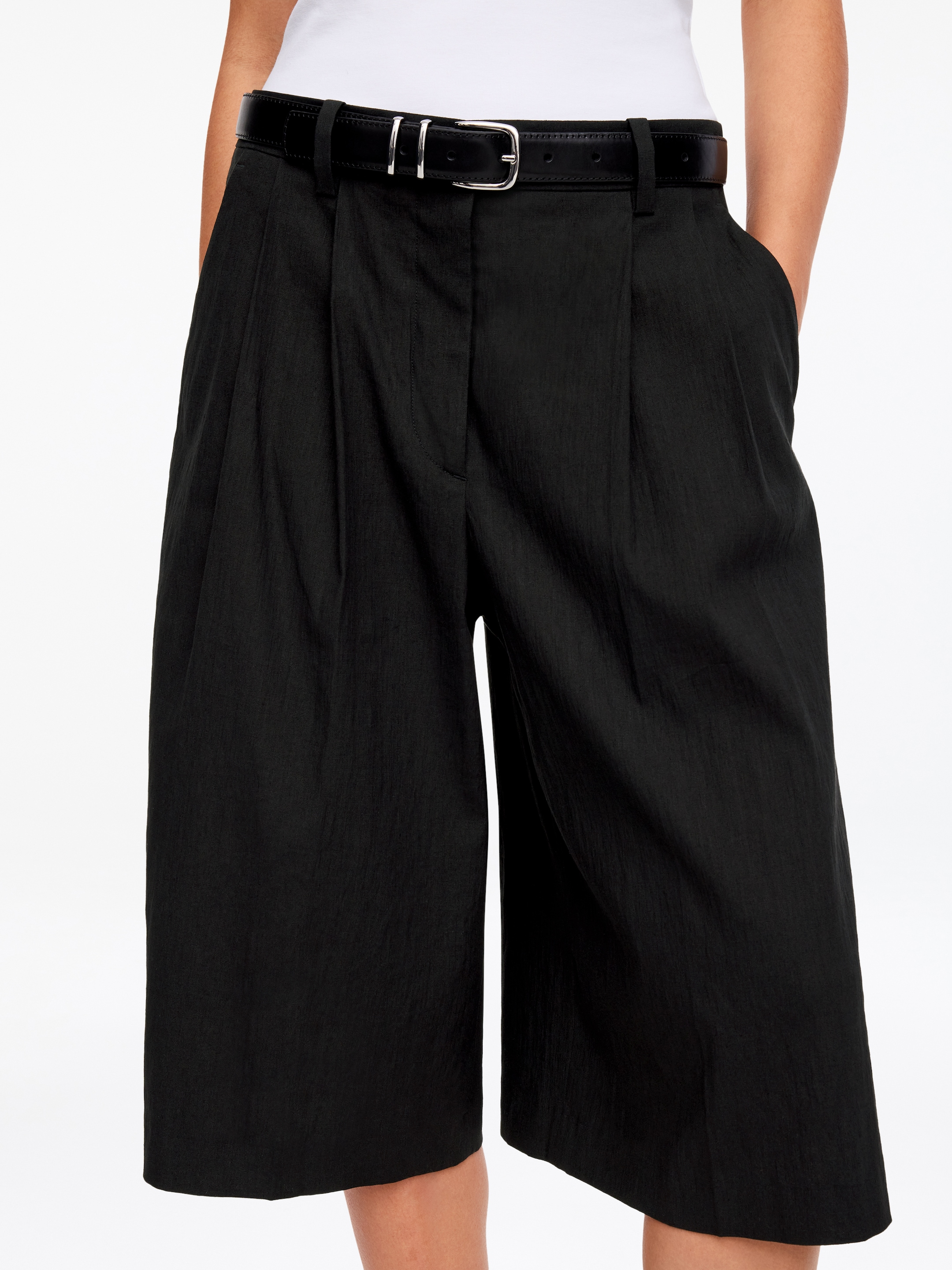 Tailored Wide-Leg Shorts - Black - Regular fit - Women - StillMedia/Lookbook - 2