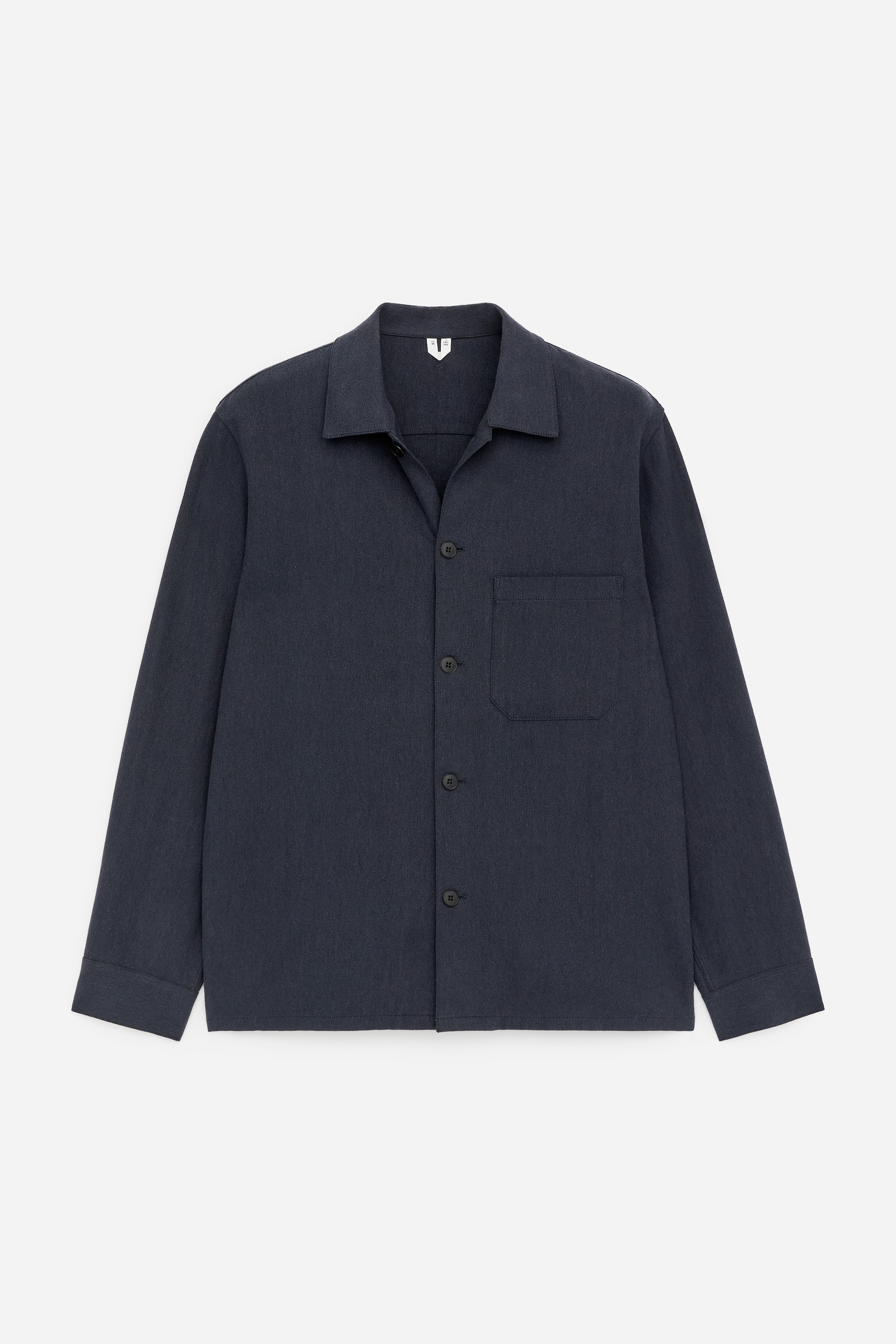 Ver imagen más grande: Se muestra una sobrecamisa azul oscuro de FRENTE, que presenta un corte relajado y un tejido texturizado. Cuenta con un cuello clásico, cierre frontal con botones oscuros, un bolsillo de parche en el pecho izquierdo, mangas largas y un dobladillo de corte recto.