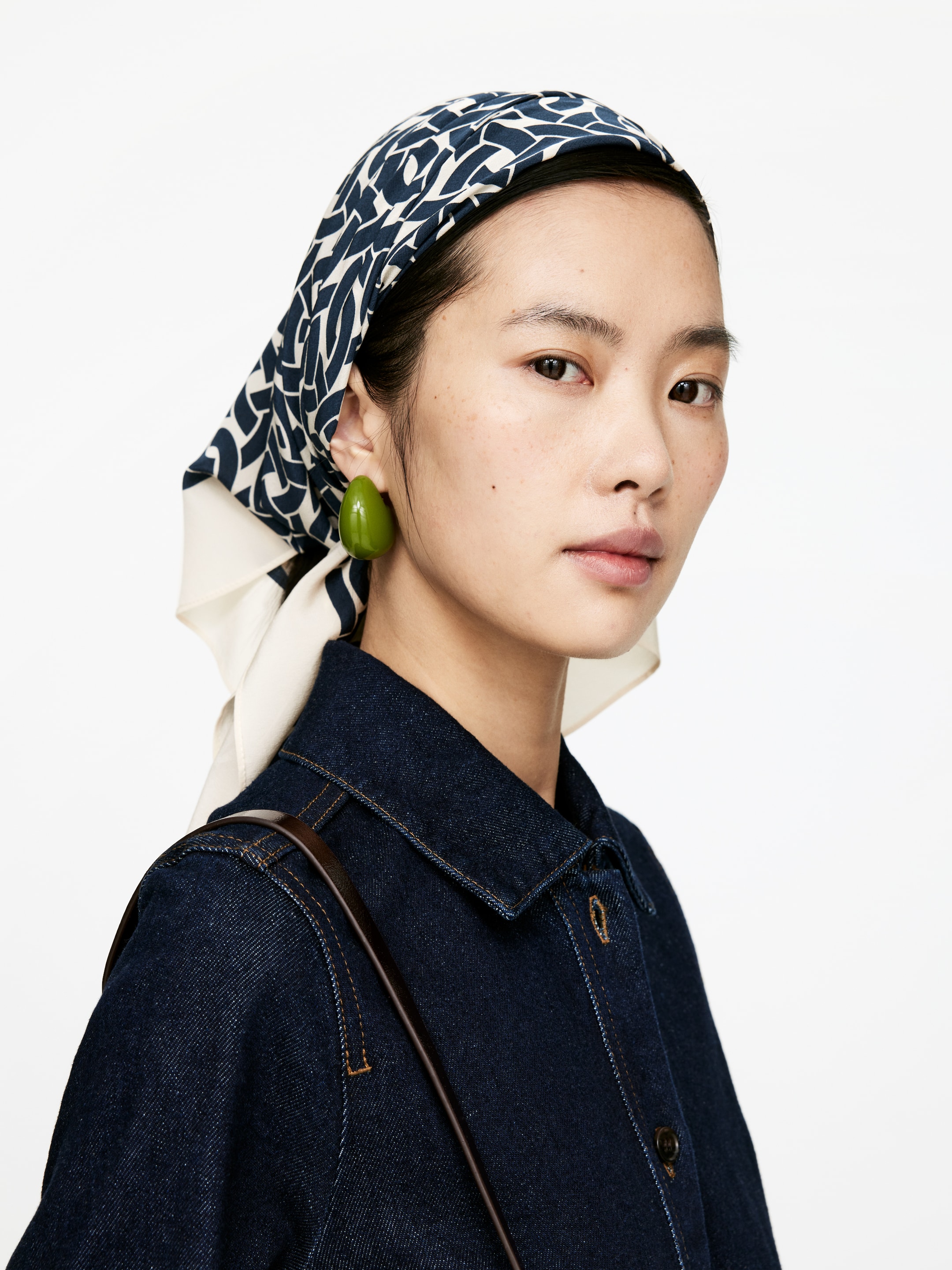 Zobrazit větší obrázek: Hedvábný šátek s potiskem - Bílá/Tmavě modrá - ŽENY | H&M CZ 2