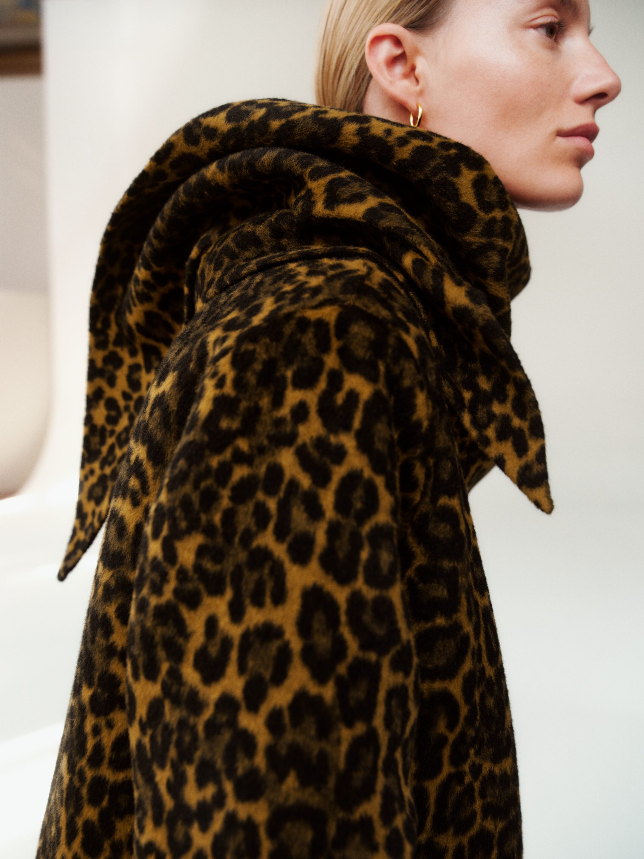 Größeres Bild anzeigen: Dreieckstuch aus Wolle - Beige/Braun - Ladies | H&M AT 5