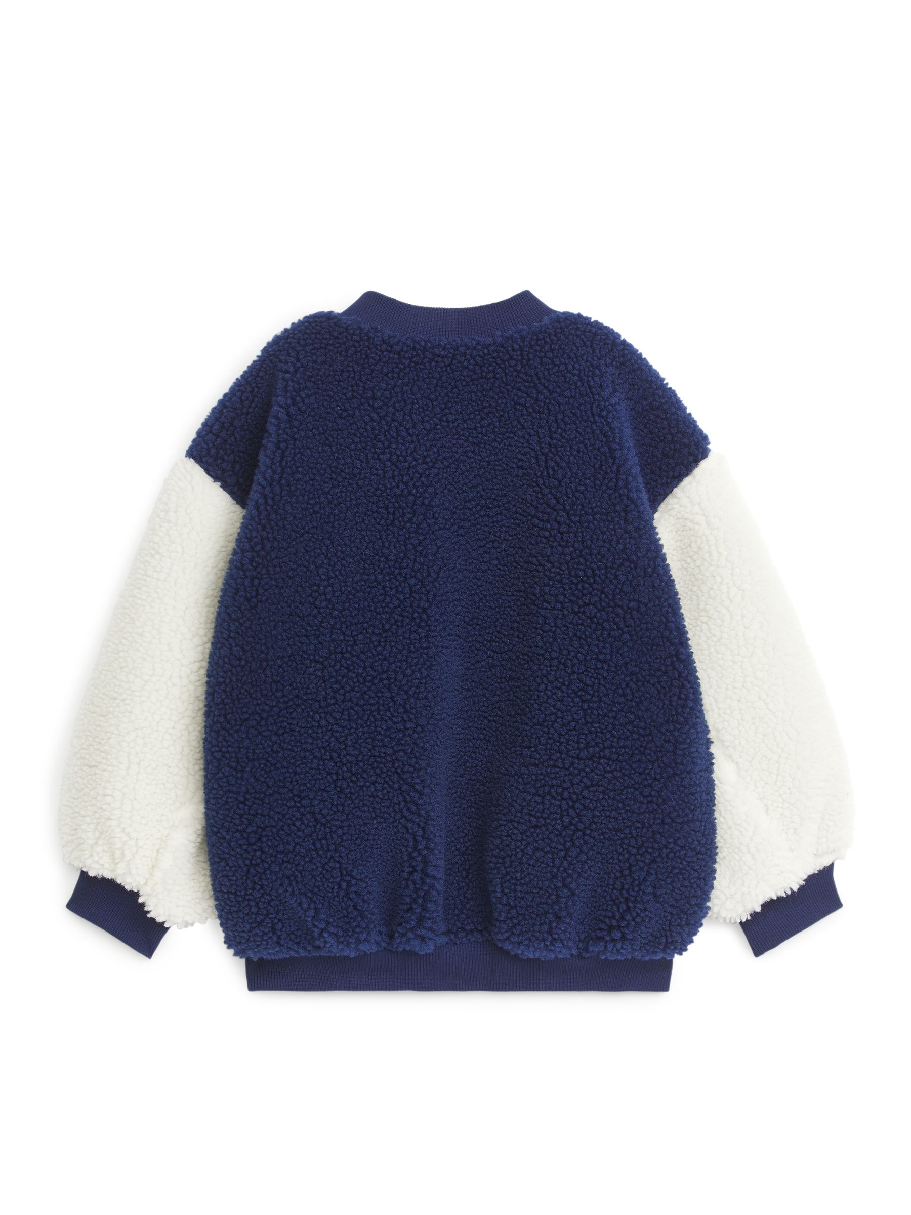 Uni-Jacke in Oversize-Passform, aus Teddy - Blau/Weiß - Oversize - Kinder - StillMedia/DescriptiveStillLife - 2