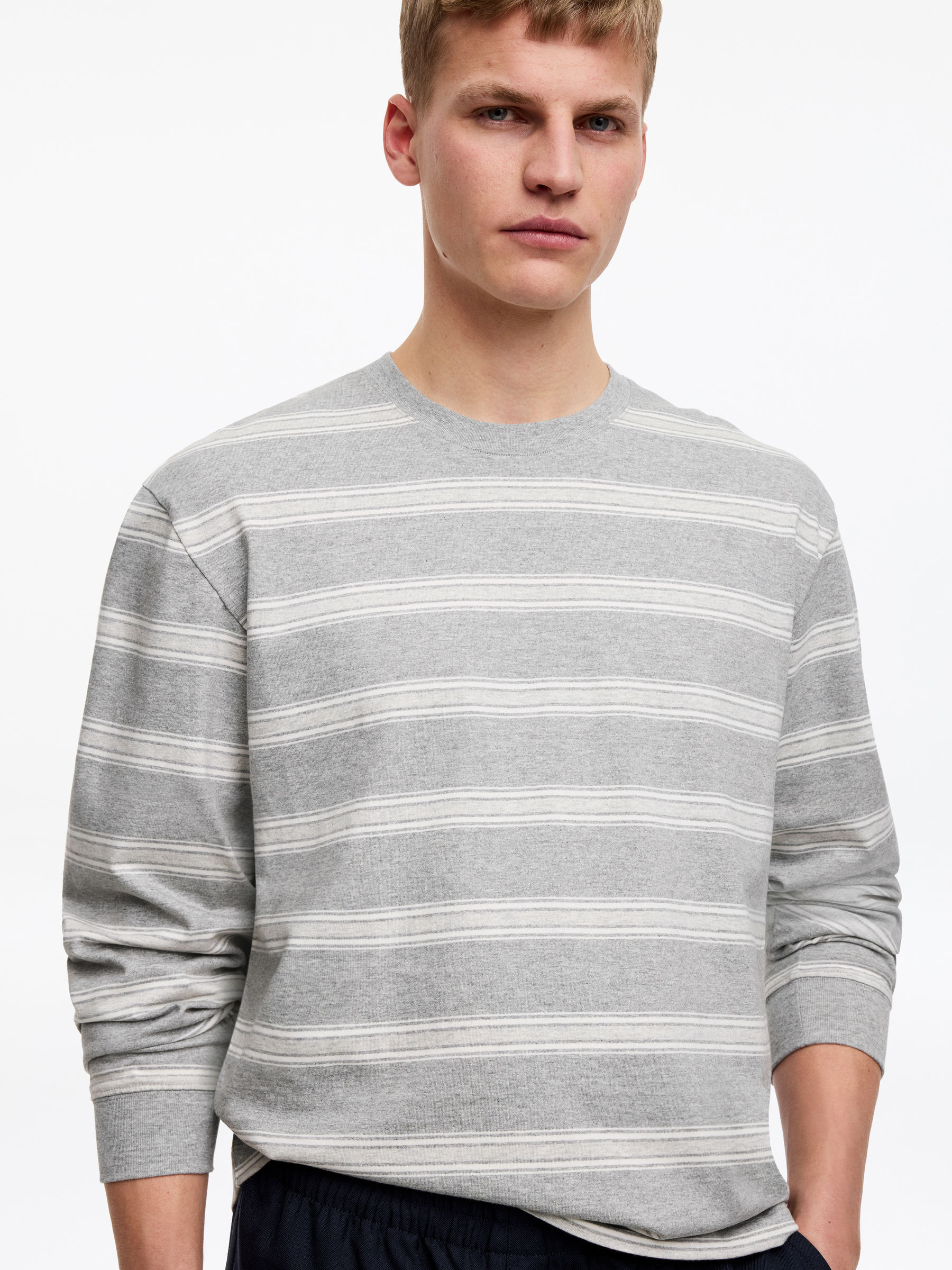 T-shirt a maniche lunghe con taglio rilassato - Grigio/Bianco - Relaxed fit - Men - StillMedia/Lookbook - 3