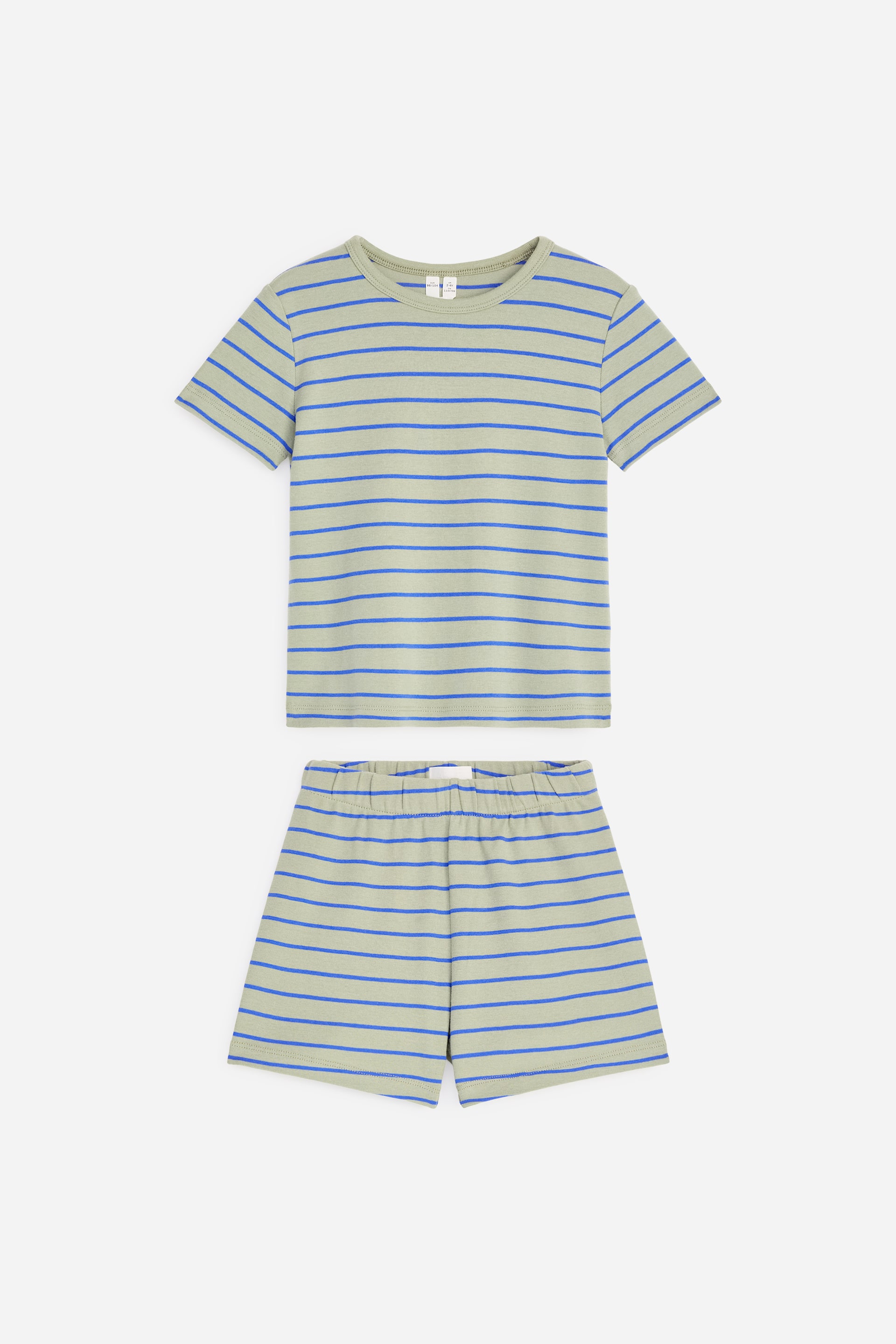 Ver imagen más grande: Un conjunto de pijama se presenta plano, de frente, compuesto por una camiseta de manga corta de color verde claro y un par de pantalones cortos, ambos con rayas horizontales azules. La camiseta muestra un cuello redondo y un ajuste regular, y los pantalones cortos presentan una cintura elástica.