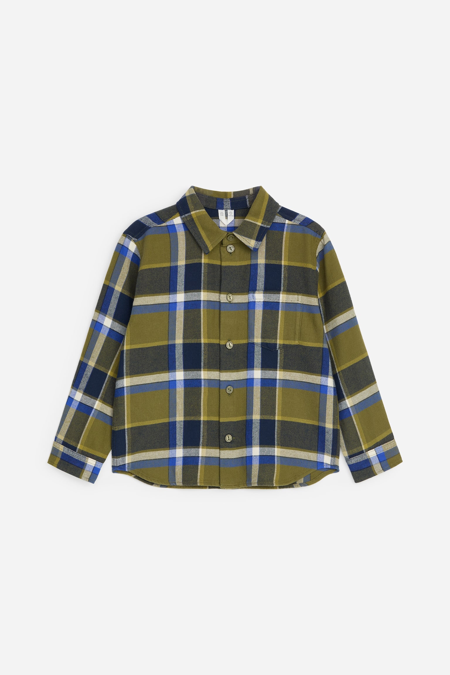 Une chemise en flanelle Ã  carreaux Ã  manches longues est prÃ©sentÃ©e de face, avec un motif vert olive, bleu marine, bleu roi et blanc. La chemise met en valeur un col pointu, une patte de boutonnage centrale, une seule poche plaquÃ©e sur la poitrine et un ourlet lÃ©gÃ¨rement arrondi.