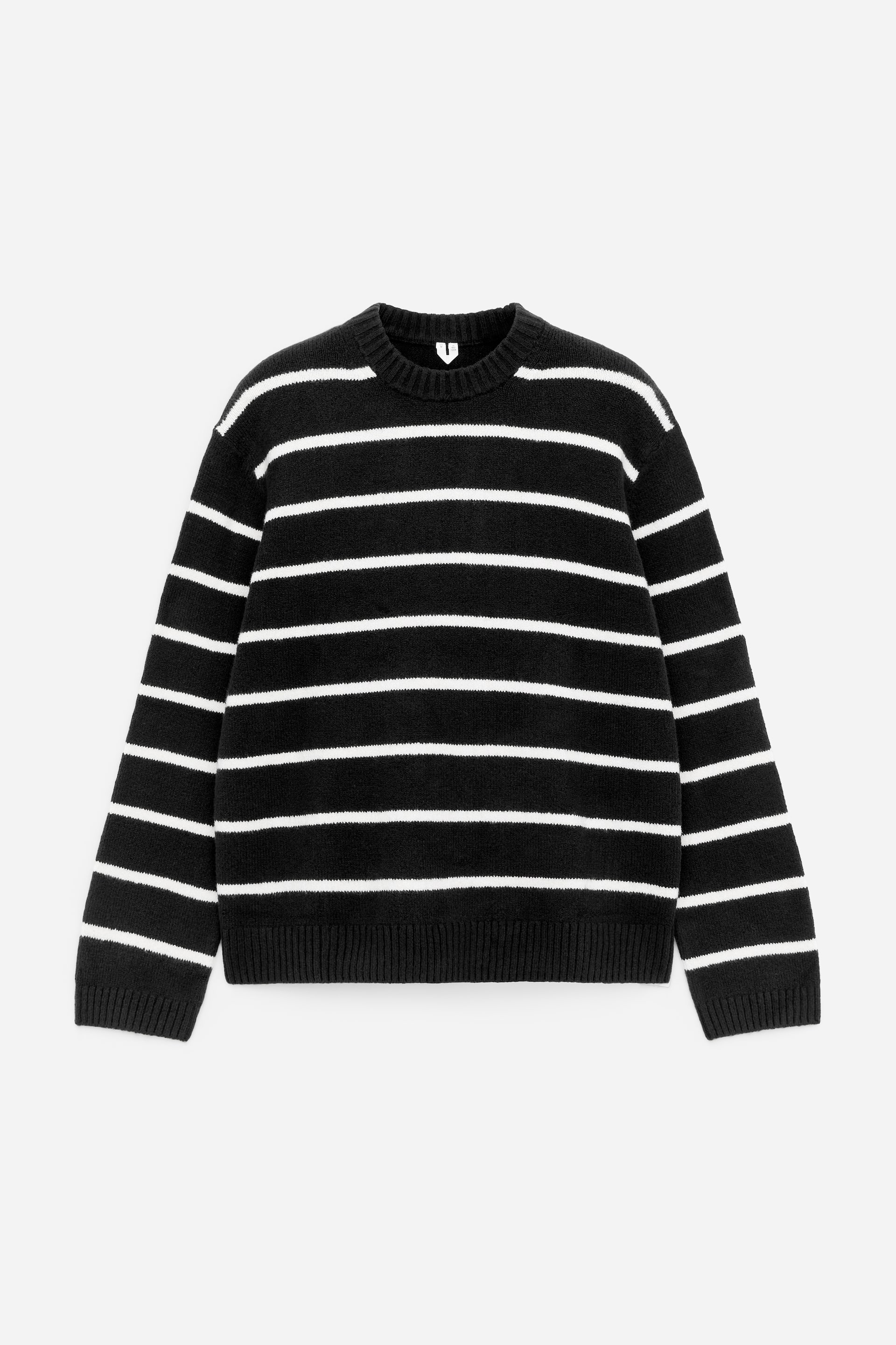 Visualizza l'immagine ingrandita: Un maglione a maglia liscia è presentato in PRIMO PIANO, caratterizzato da un motivo a righe orizzontali nere e bianche. È progettato con un girocollo, spalle scese e una vestibilità rilassata, ed è rifinito con collo, polsini e orlo a coste.