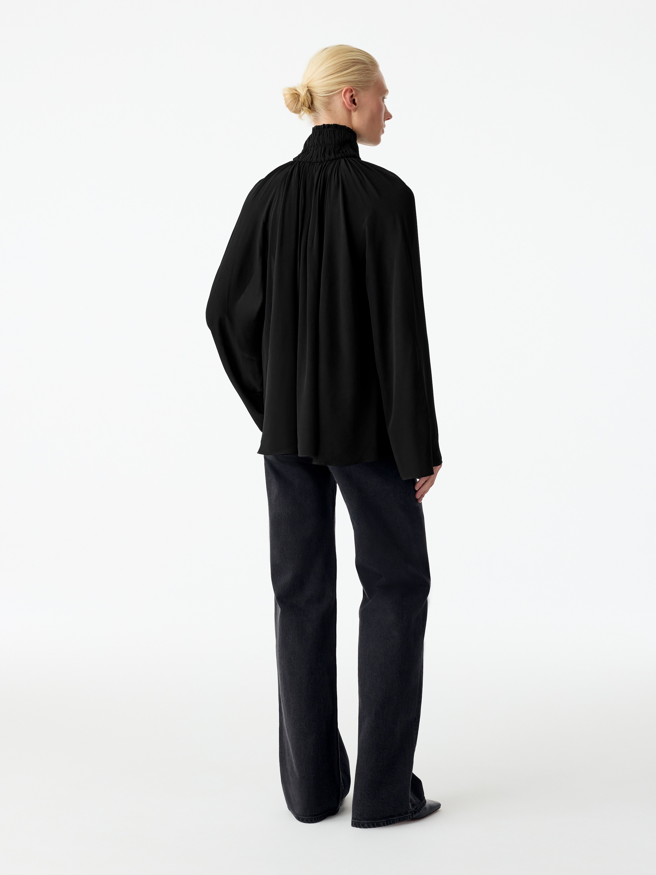 Blusa con collo alto e dettagli a punto smock - Nero - Regular fit - women - StillMedia/Lookbook - 8
