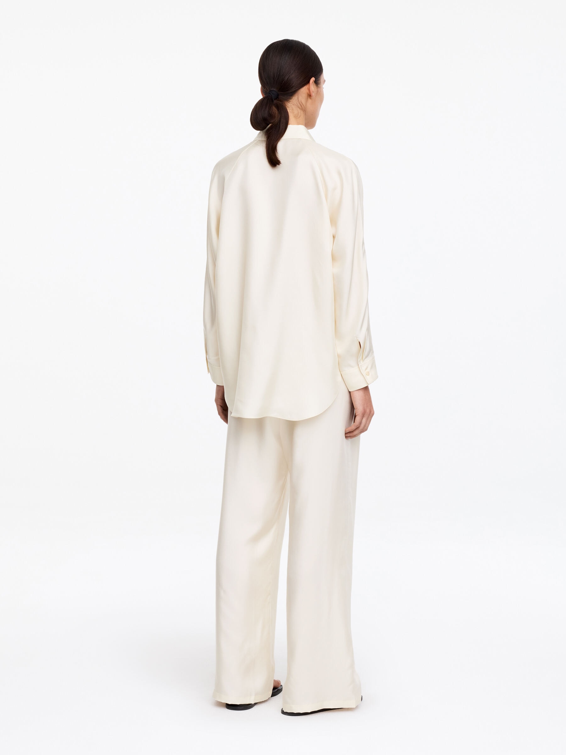 Hose aus Seidentwill - Cremeweiß - Loose Fit - Women - StillMedia/Lookbook - 2