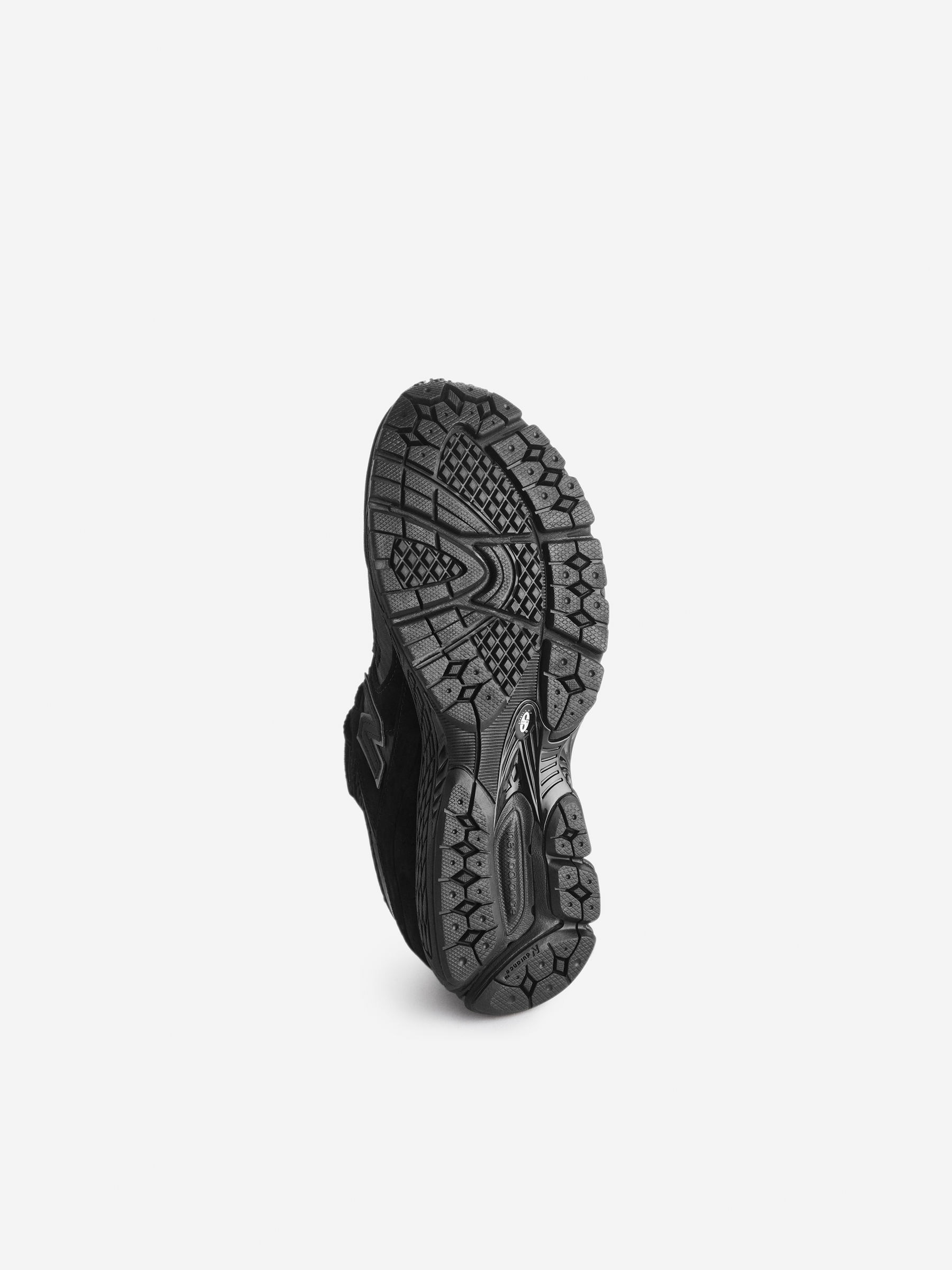 New Balance 2002R Trainers - Black - Women - StillMedia/DescriptiveStillLife - 4