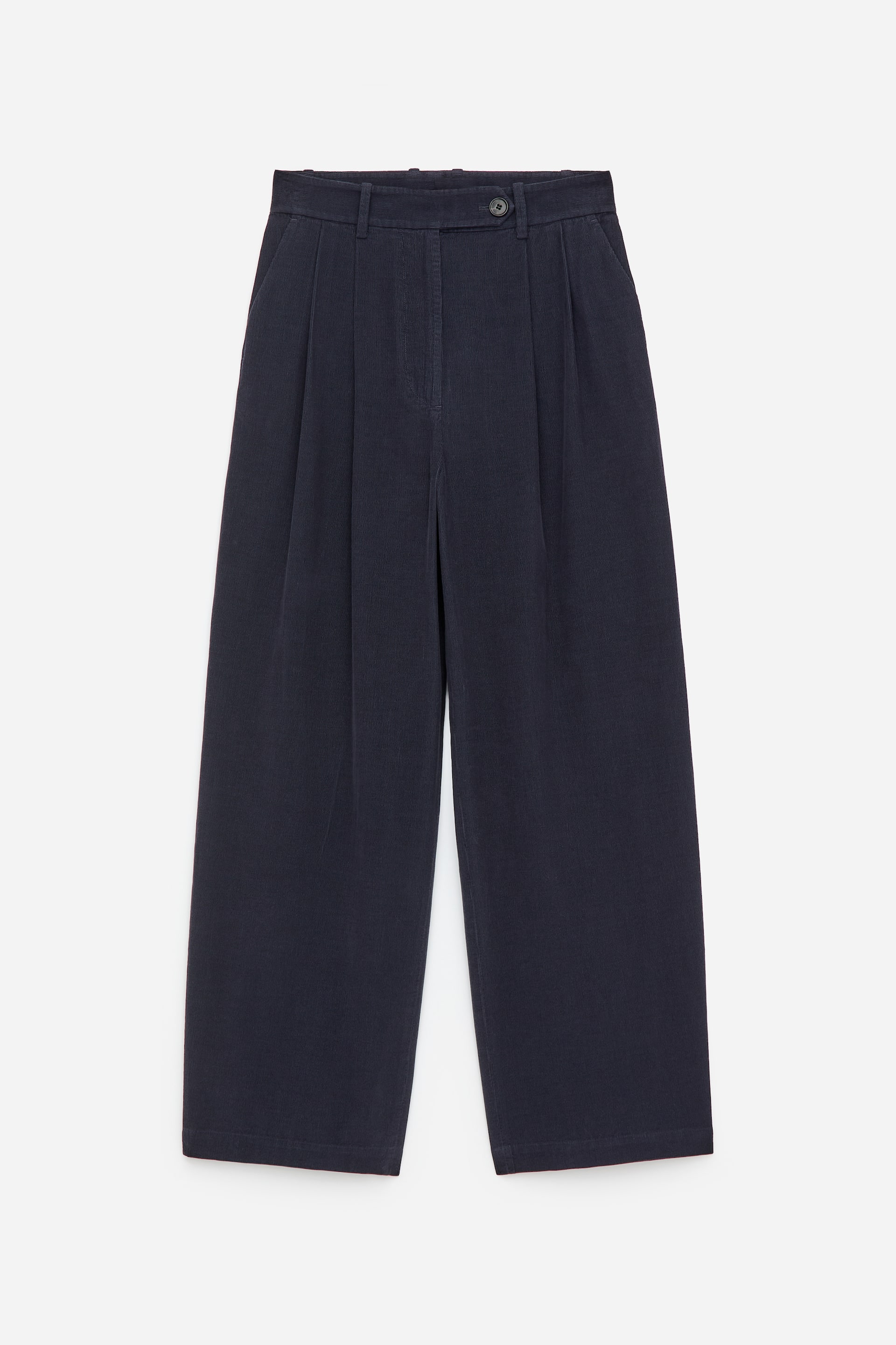 Ver imagen más grande: Pantalones de pana azul oscuro se muestran desde el FRENTE, con cintura alta, pliegues frontales prominentes y piernas anchas y rectas. Están diseñados con bolsillos laterales sesgados, trabillas para cinturón y cierre de botón en la pretina.