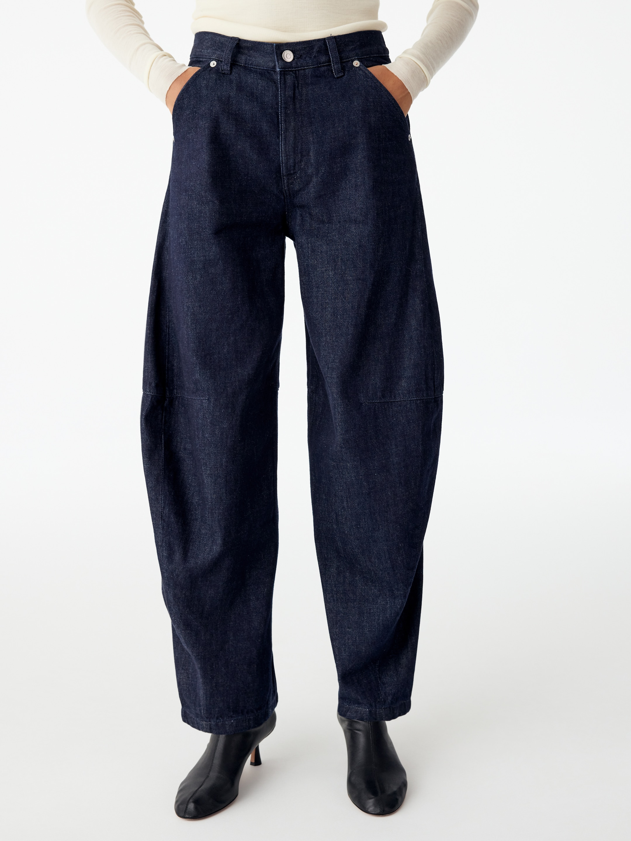 PINE Relaxed Barrel Jeans - Dark Blue - Relaxed fit - women - StillMedia/Lookbook - 16