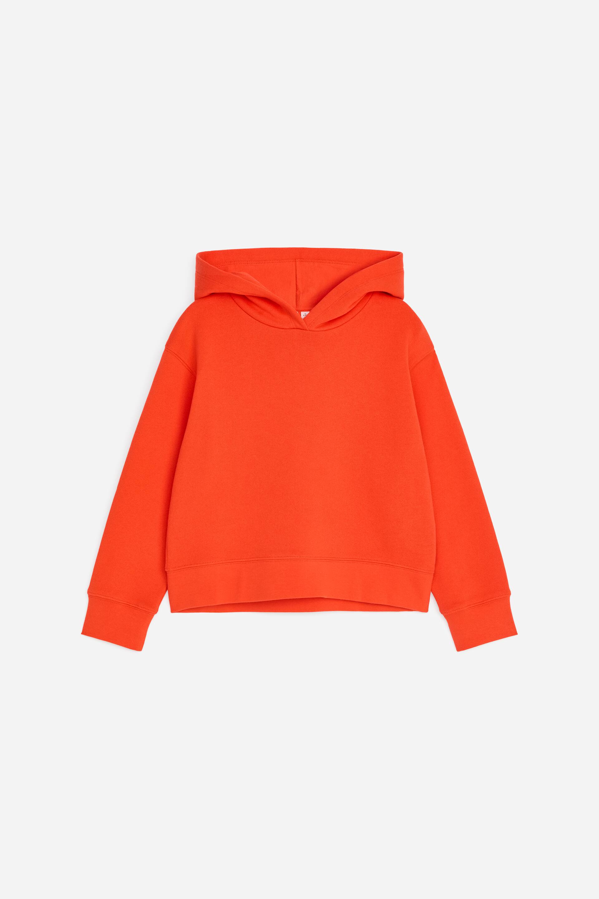 Ver imagen más grande: La sudadera con capucha naranja está de frente, mostrando su capucha integrada. Presenta mangas largas con puños acanalados y un dobladillo acanalado.