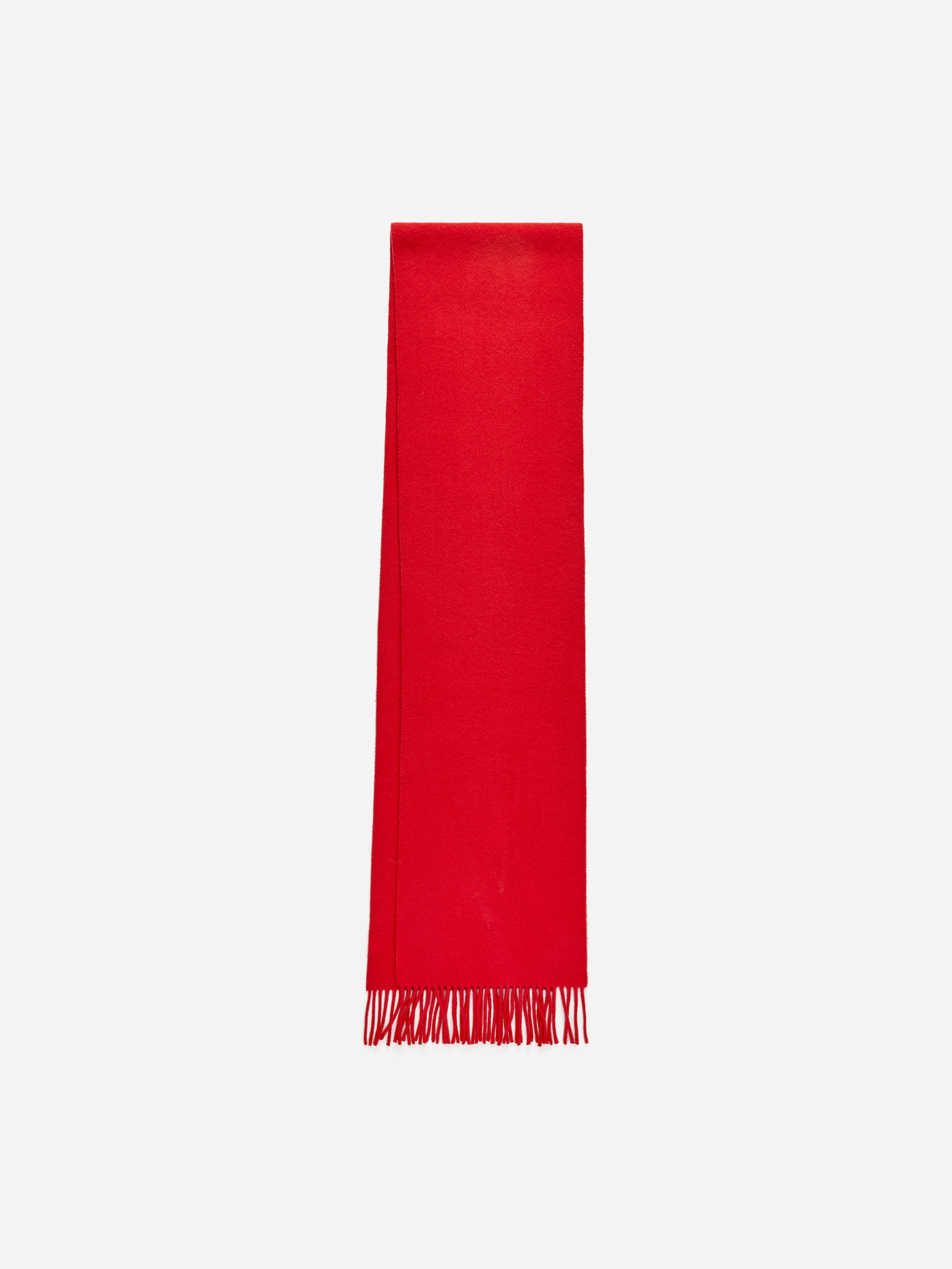 Grösseres Bild ansehen: Ein roter Wollschal liegt flach, der Länge nach gefaltet, und zeigt eine dicht gewebte Textur. Fransen verzieren seine sichtbare kürzere Kante.