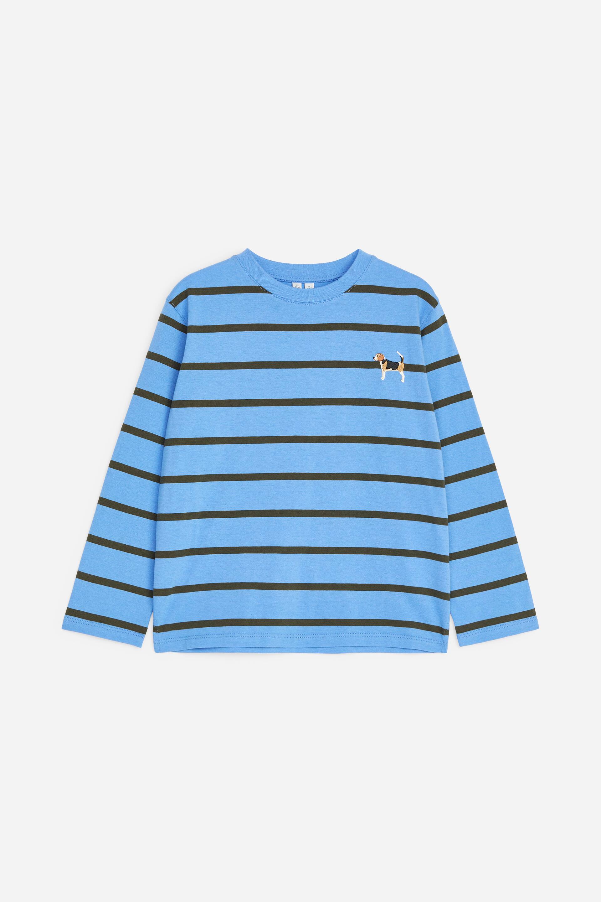Grösseres Bild ansehen: Ein hellblaues Langarm-T-Shirt ist von vorne zu sehen, mit horizontalen dunkelgrünen Streifen und einem kleinen aufgestickten Hund auf der linken oberen Brust.