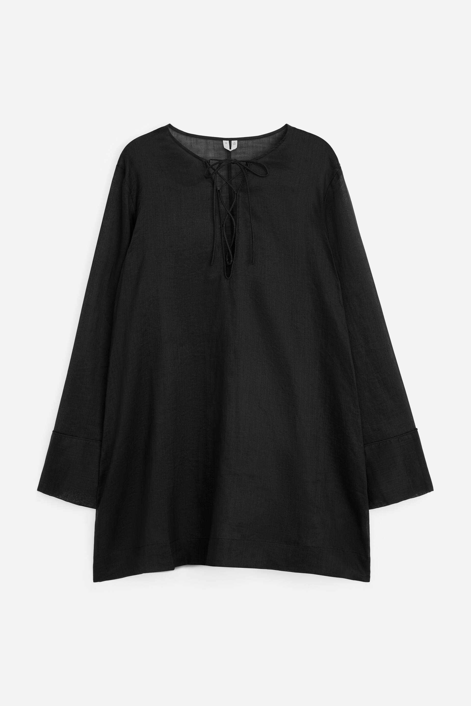 Vezi imaginea mai mare: O rochie neagră din ramie pentru plajă este afișată din față, având o siluetă lejeră, mâneci lungi cu manșete largi și un decolteu rotund cu un sistem de închidere cu șiret.