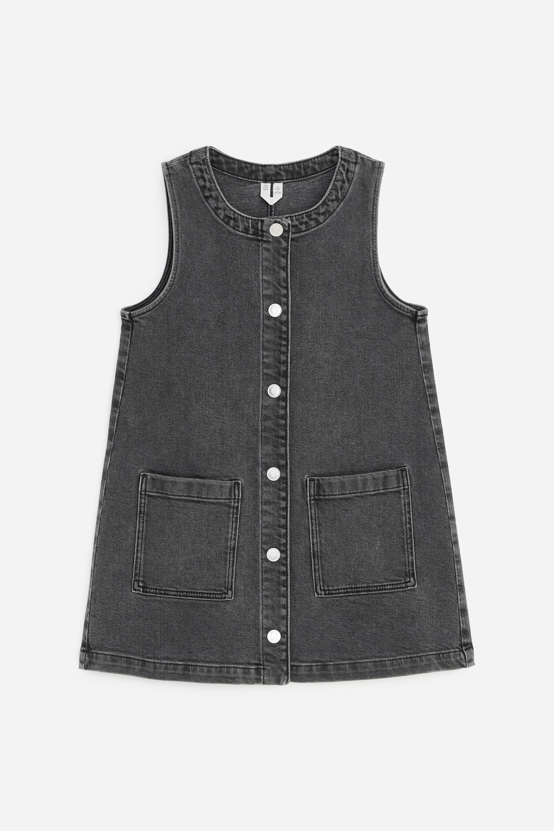 Ver imagen más grande: El vestido vaquero se presenta de frente, con un tejido de denim lavado en gris oscuro. Está diseñado con un escote redondo, una botonadura completa en la parte delantera con botones blancos y dos bolsillos cuadrados de parche en la parte inferior delantera.