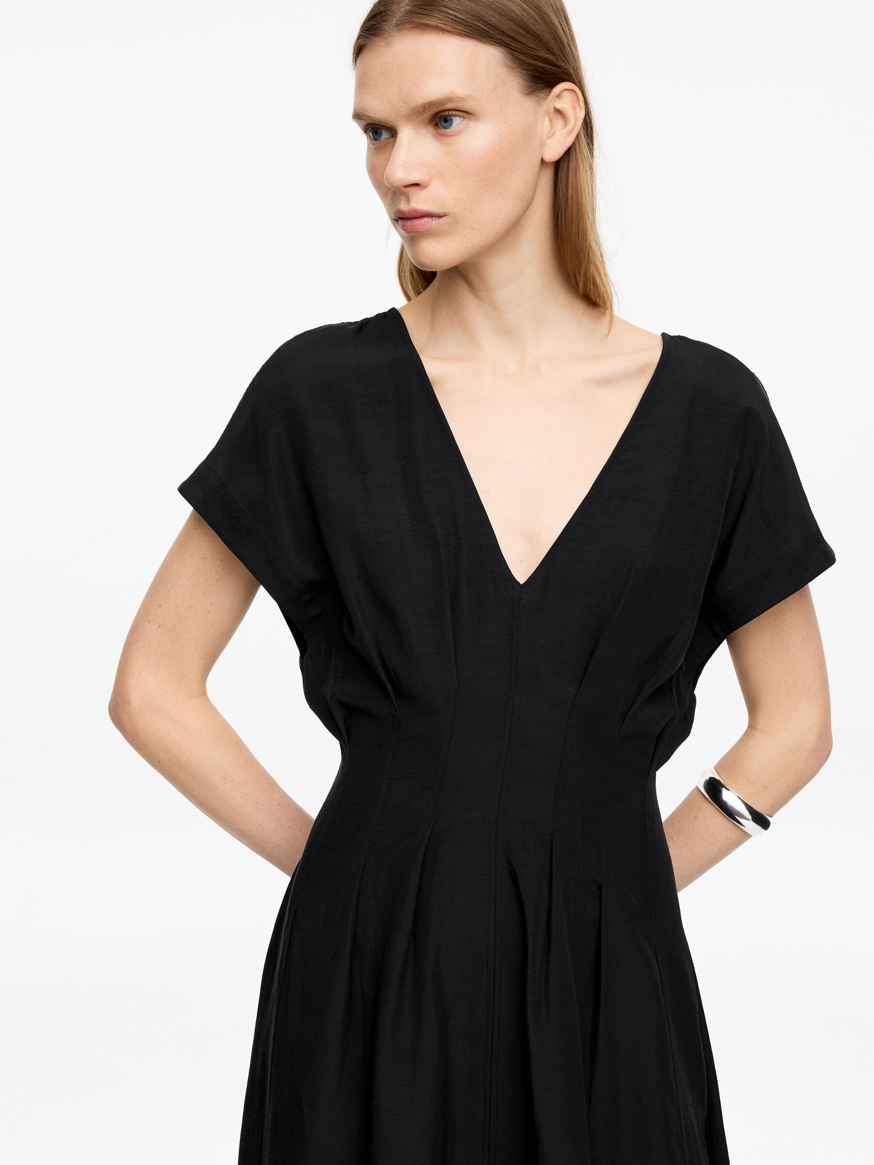 Pleated Waist V-Neck Dress - Black - Regular fit - Women - StillMedia/Lookbook - 2