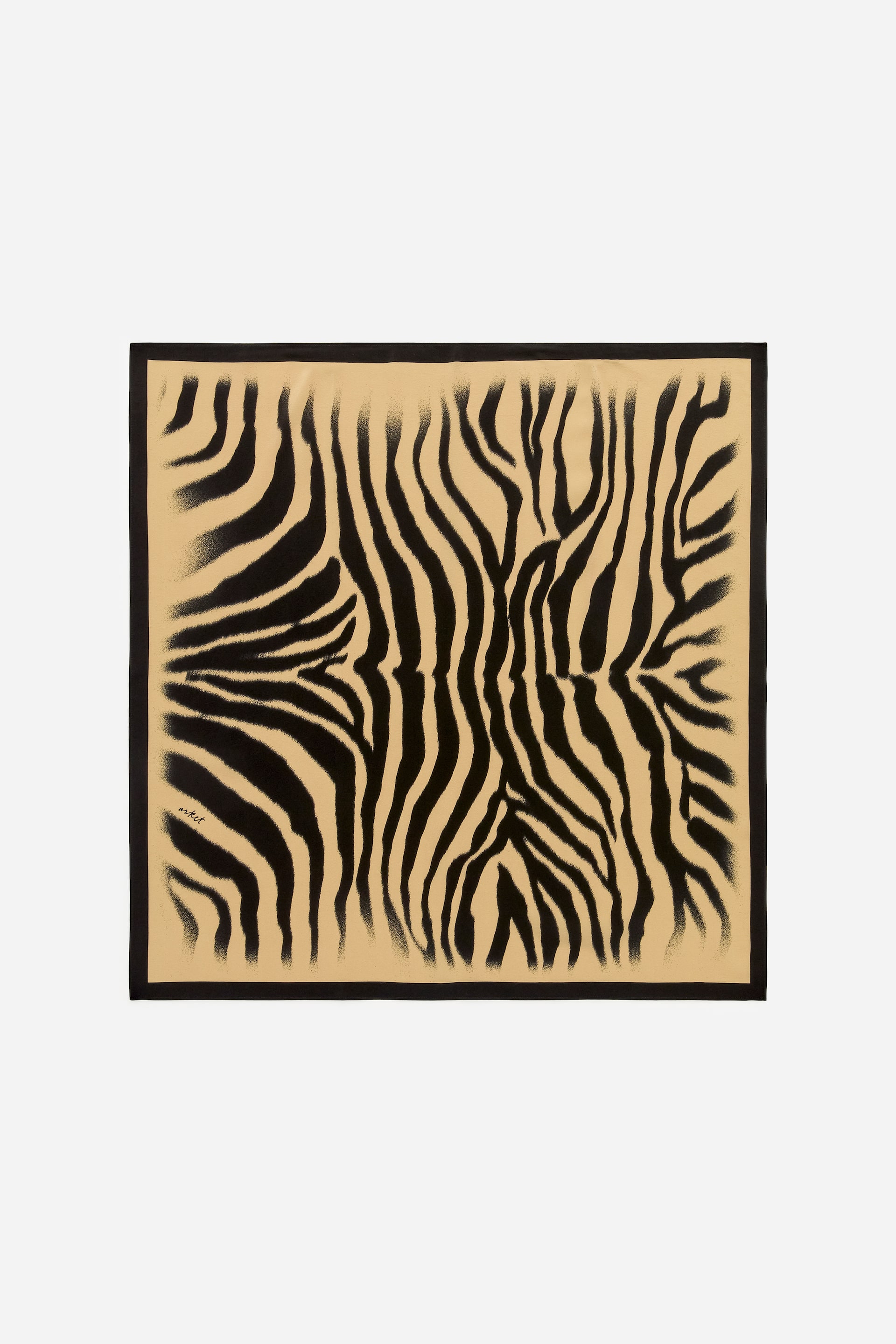 Visualizza immagine più grande: Un foulard in seta stampata mostra il suo lato anteriore, caratterizzato da un motivo a strisce zebrate nere con bordi sfumati su uno sfondo beige chiaro. Una cornice nera solida incornicia il design, e una piccola firma "arket" è visibile nell'angolo inferiore sinistro.