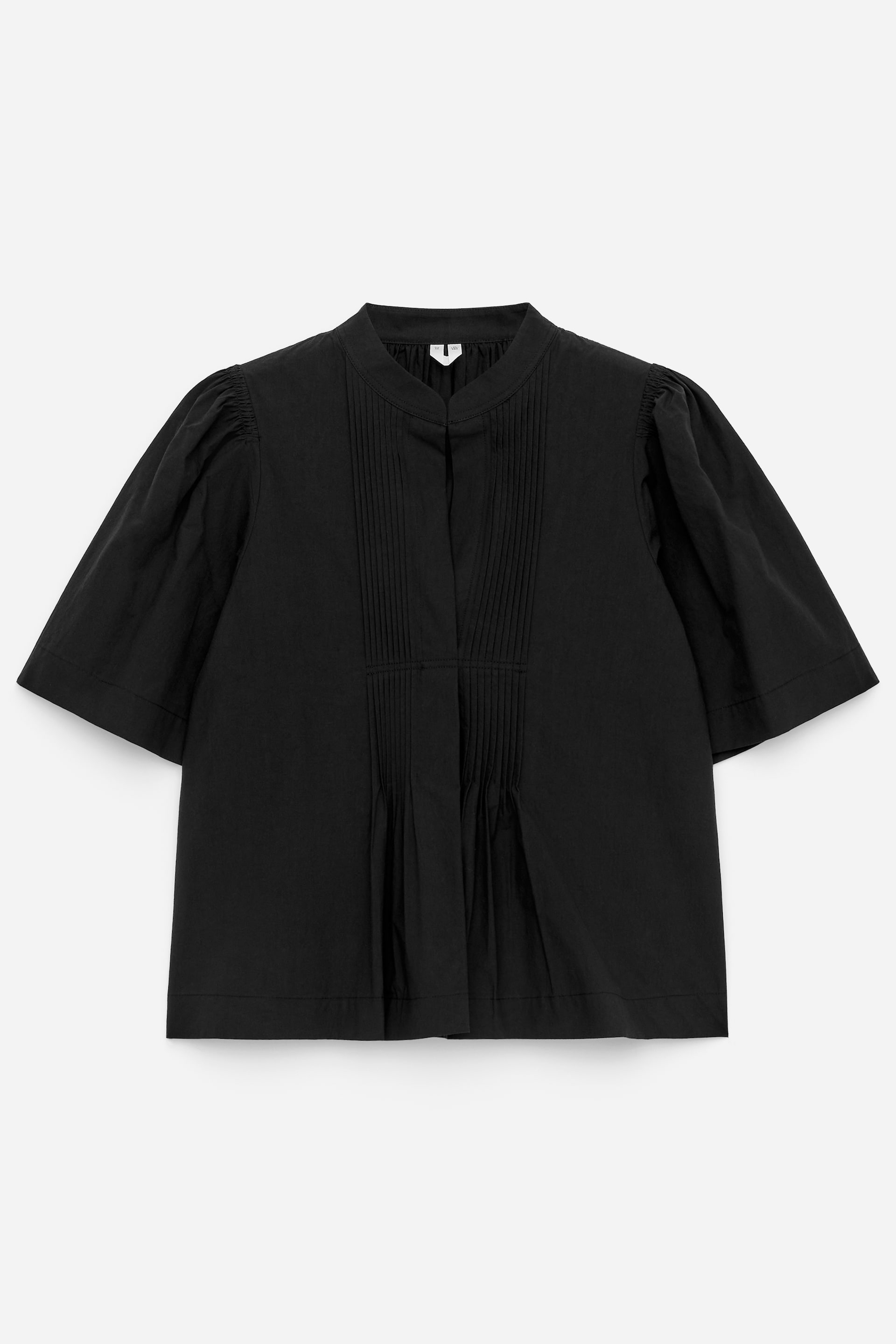Ver imagen más grande: Una camisa negra está orientada hacia el FRENTE, con un cuello mao y jaretas verticales que recorren el centro del frente. Presenta mangas cortas que se recogen en los hombros, creando un ligero efecto abullonado.