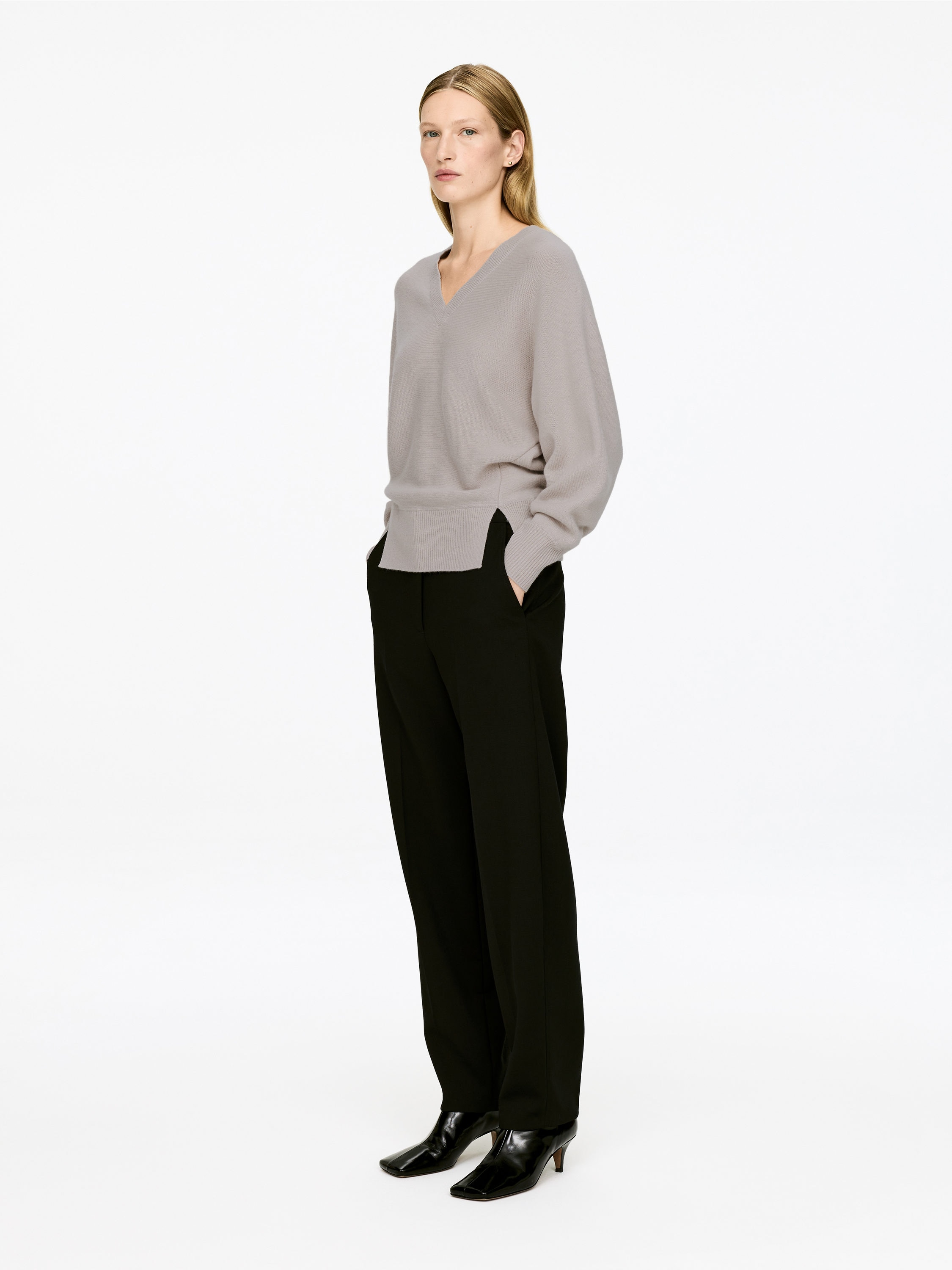 Pure Cashmere V-Neck Jumper - Grey - Regular fit - Women - StillMedia/Lookbook - 5
