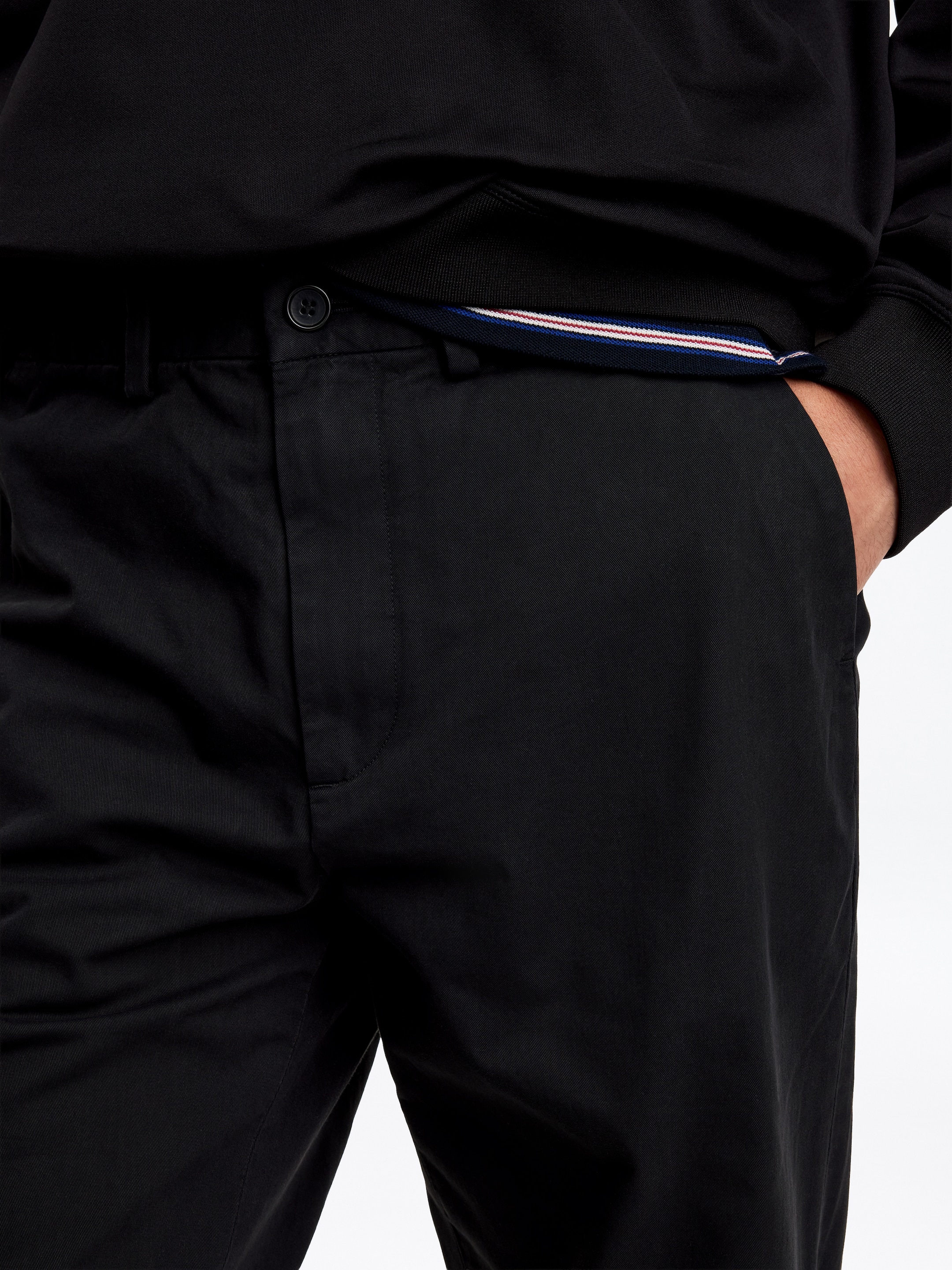 Proste bawełniane chinosy - Czarny - Fason normalny - men - StillMedia/Lookbook - 4