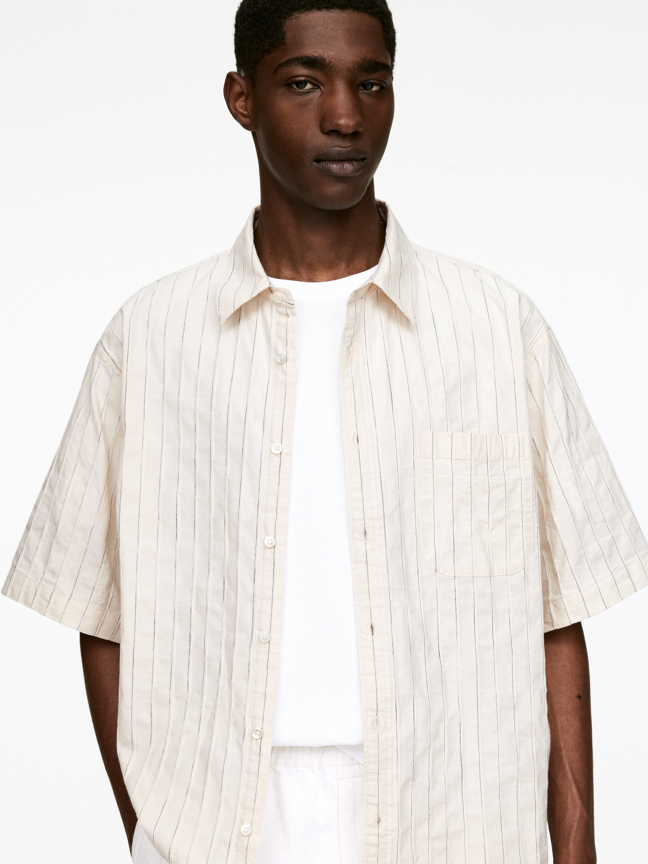 Vis større bilde: Oversized bomullsskjorte - Off white/stripete - HERRE | H&M NO 4